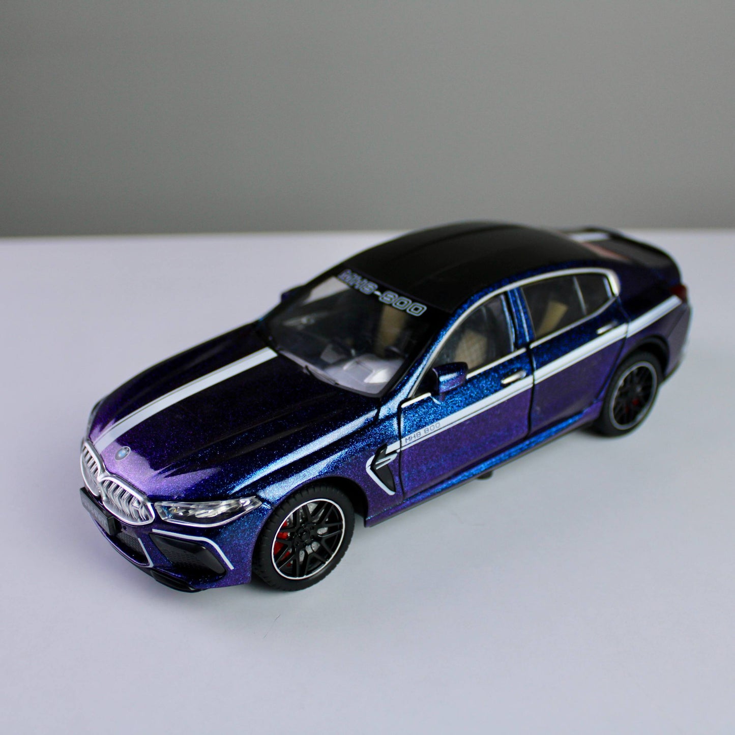 BMW M8 Competition 1:24 Diecast – Light & Sound
