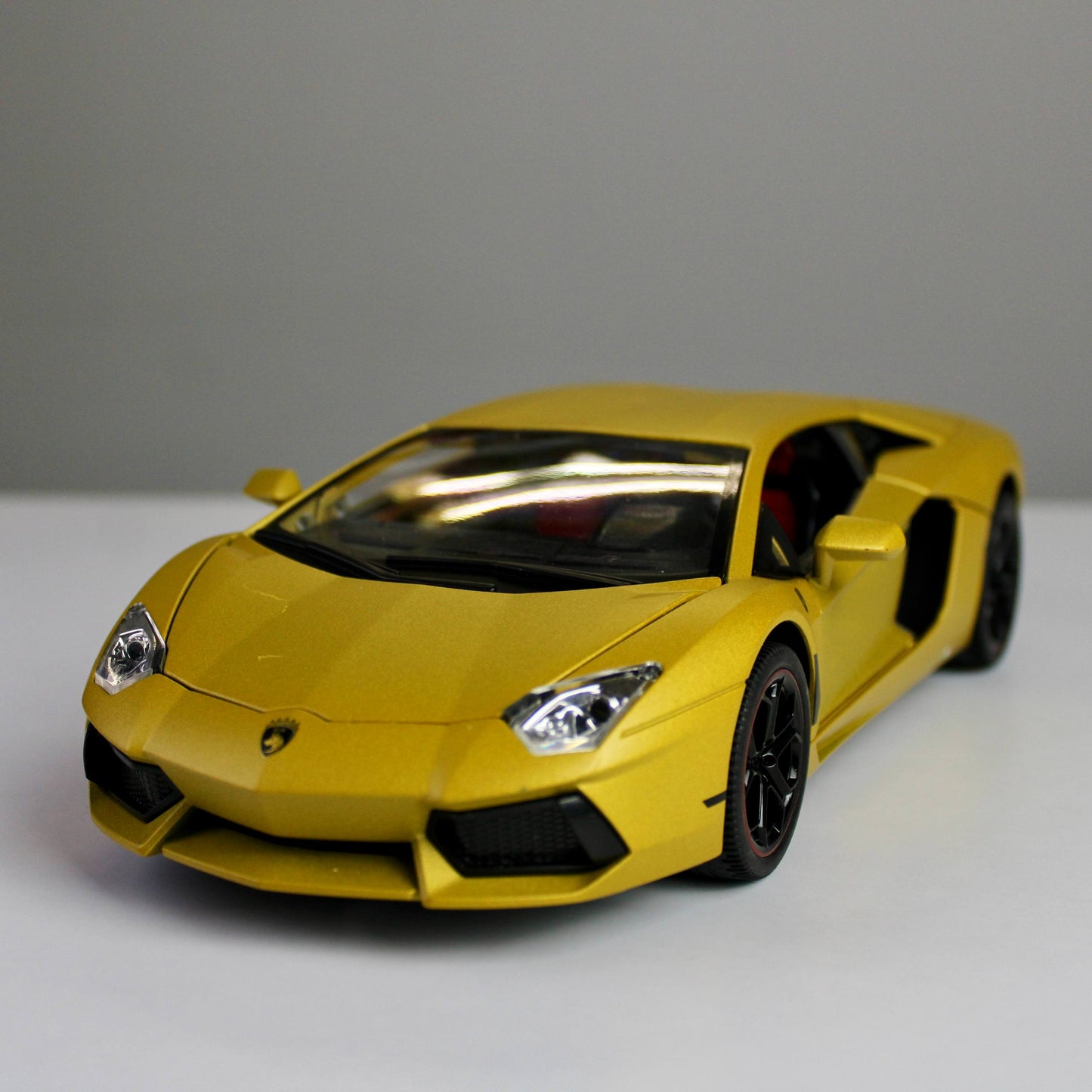Lamborghini Countach LPI 800-4 Diecast Model – Luxury Supercar Replica (1:18)