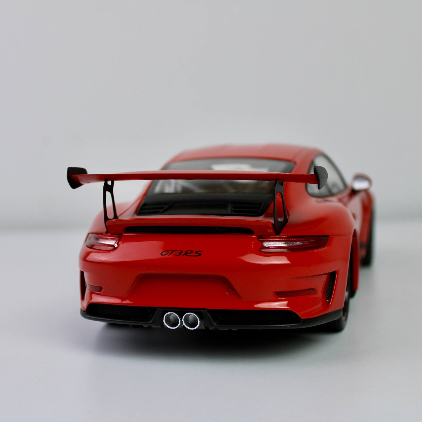 نموذج ويللي بورشه 911 GT3 RS المصبوب 1:18 - إصدار جي تي أوتوز (997)