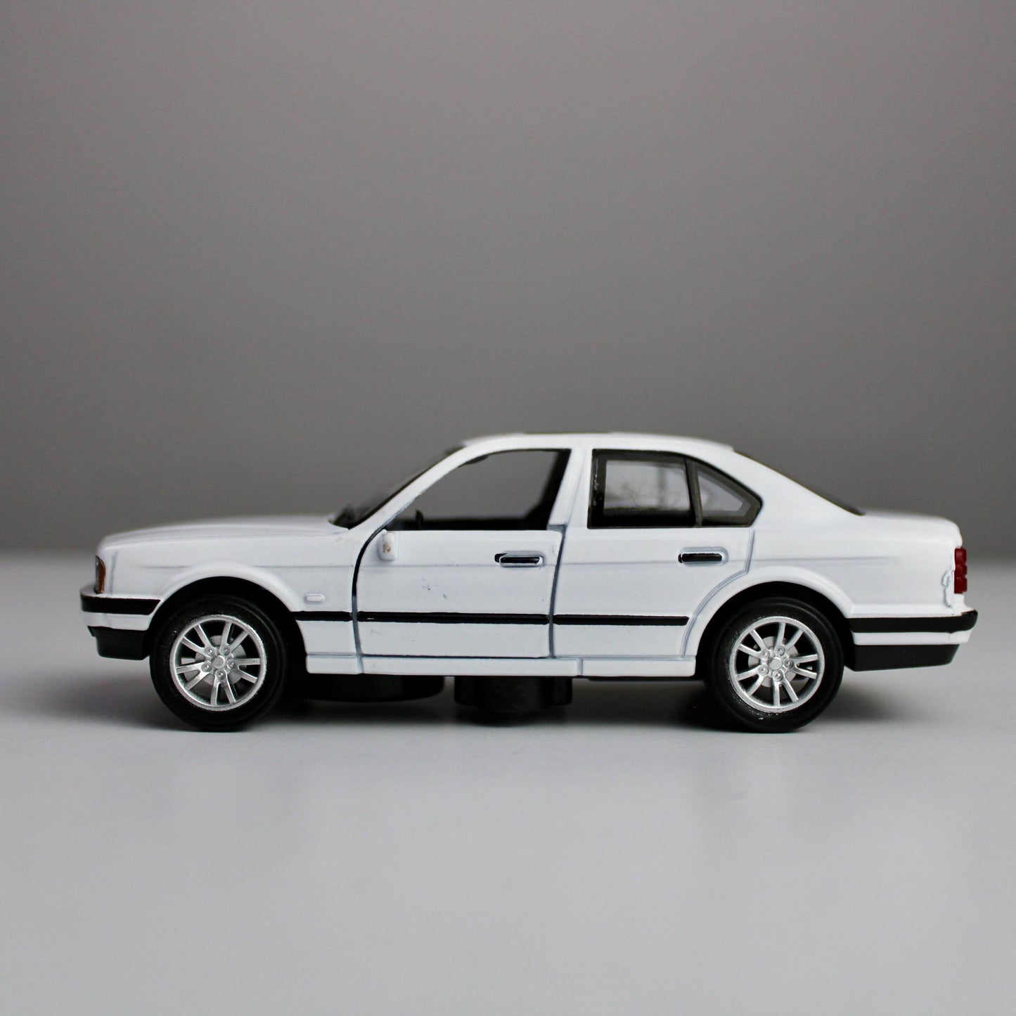 BMW 535i (E34) Diecast Model 1:38