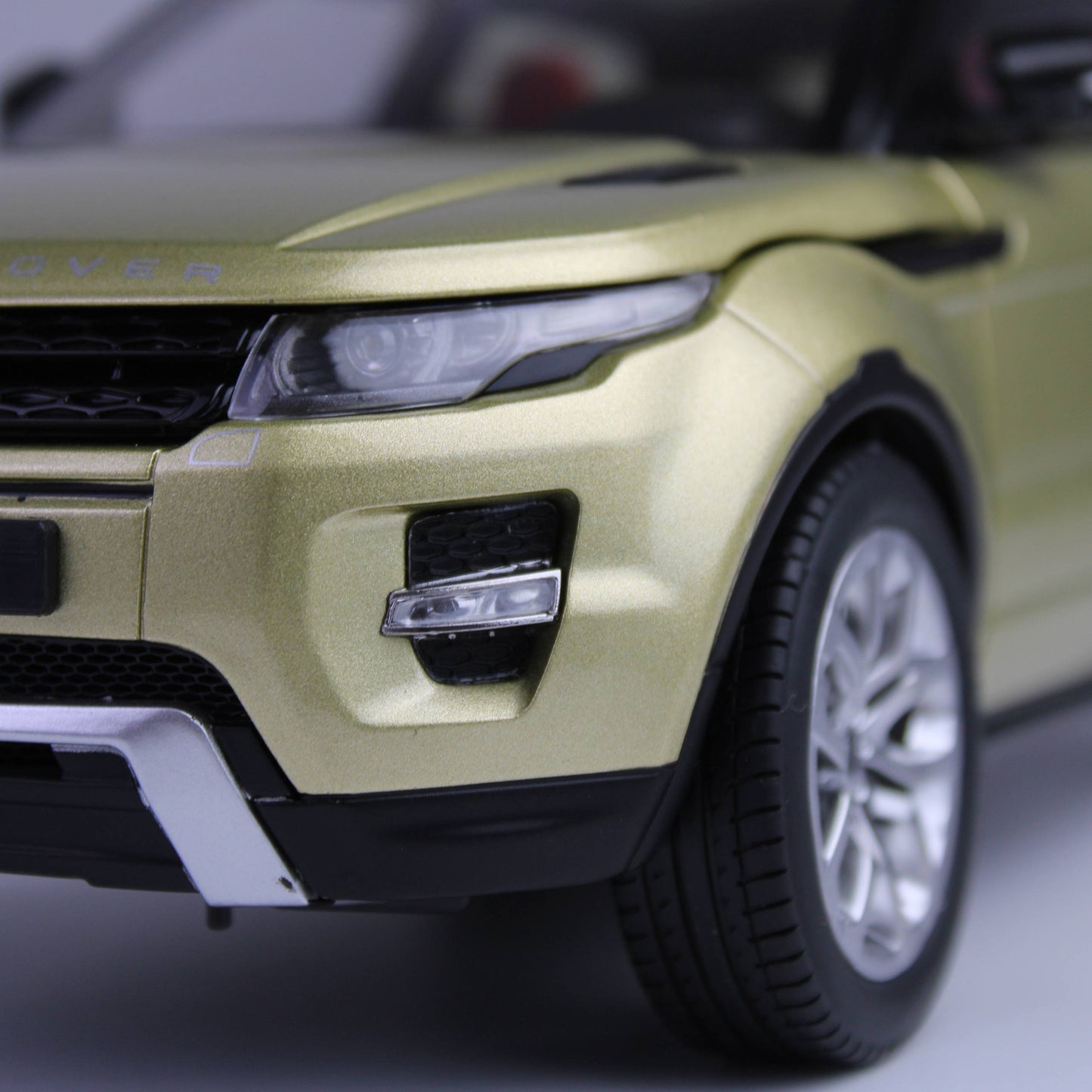 GT Autos Gold Range Rover Evoque Premium Die-Cast Model Car (1:18)