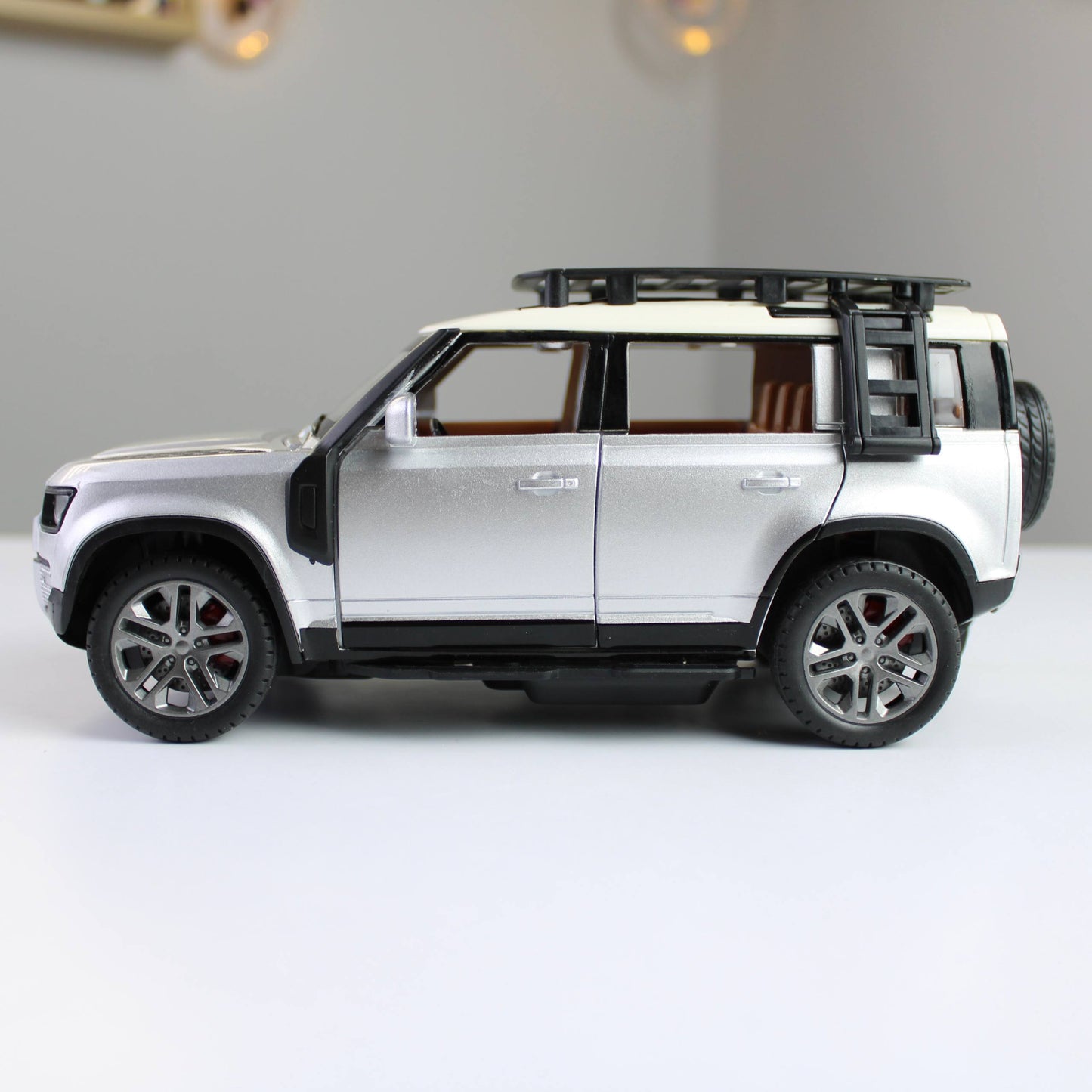 R/C Land Rover Defender Diecast Model – 1:22 Scale