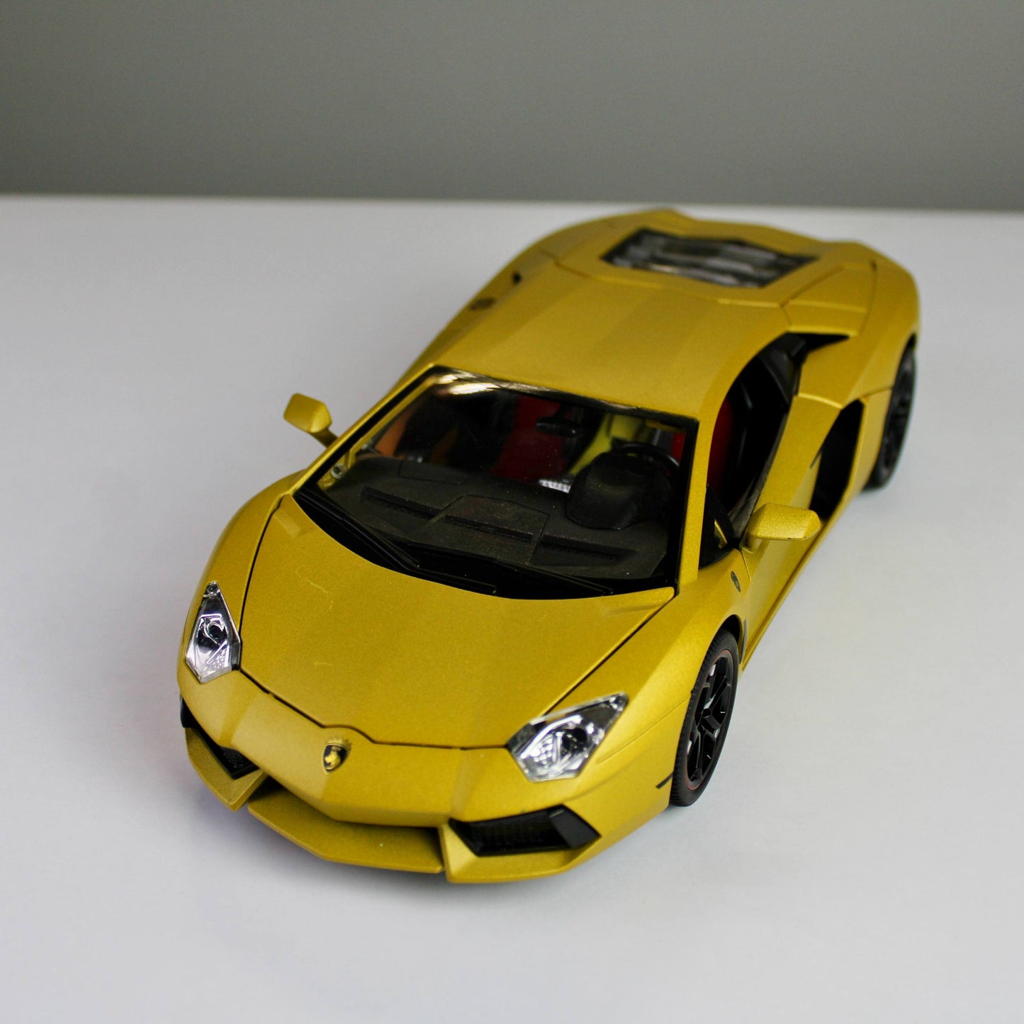 Lamborghini Countach LPI 800-4 Diecast Model – Luxury Supercar Replica (1:18)
