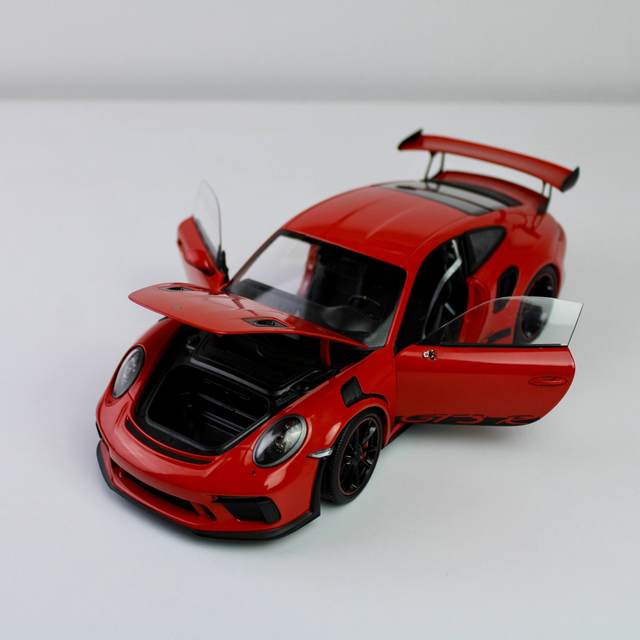 نموذج ويللي بورشه 911 GT3 RS المصبوب 1:18 - إصدار جي تي أوتوز (997)