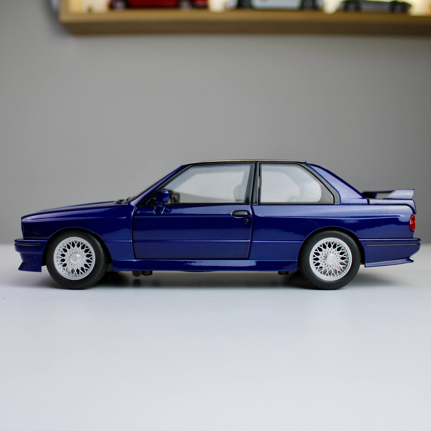 BMW M3 E30 – 1:24 Classic Die-Cast Model Car