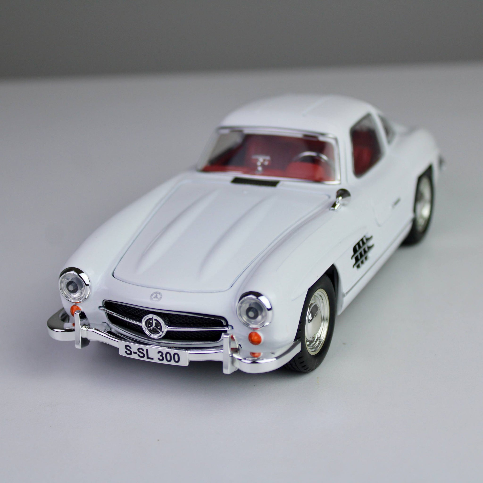 Mercedes-Benz 300 SL Die-Cast Model – Opening Doors, Lights & Sounds