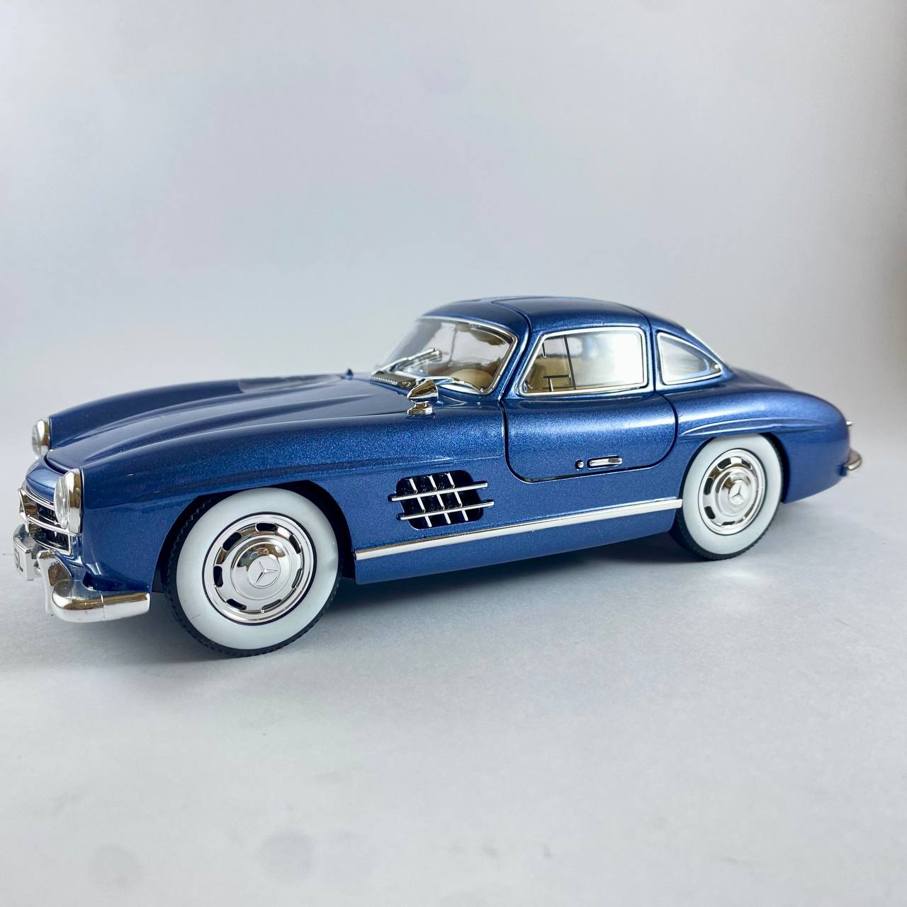 Mercedes-Benz 300SL 1:24 Scale Die-Cast Model Car