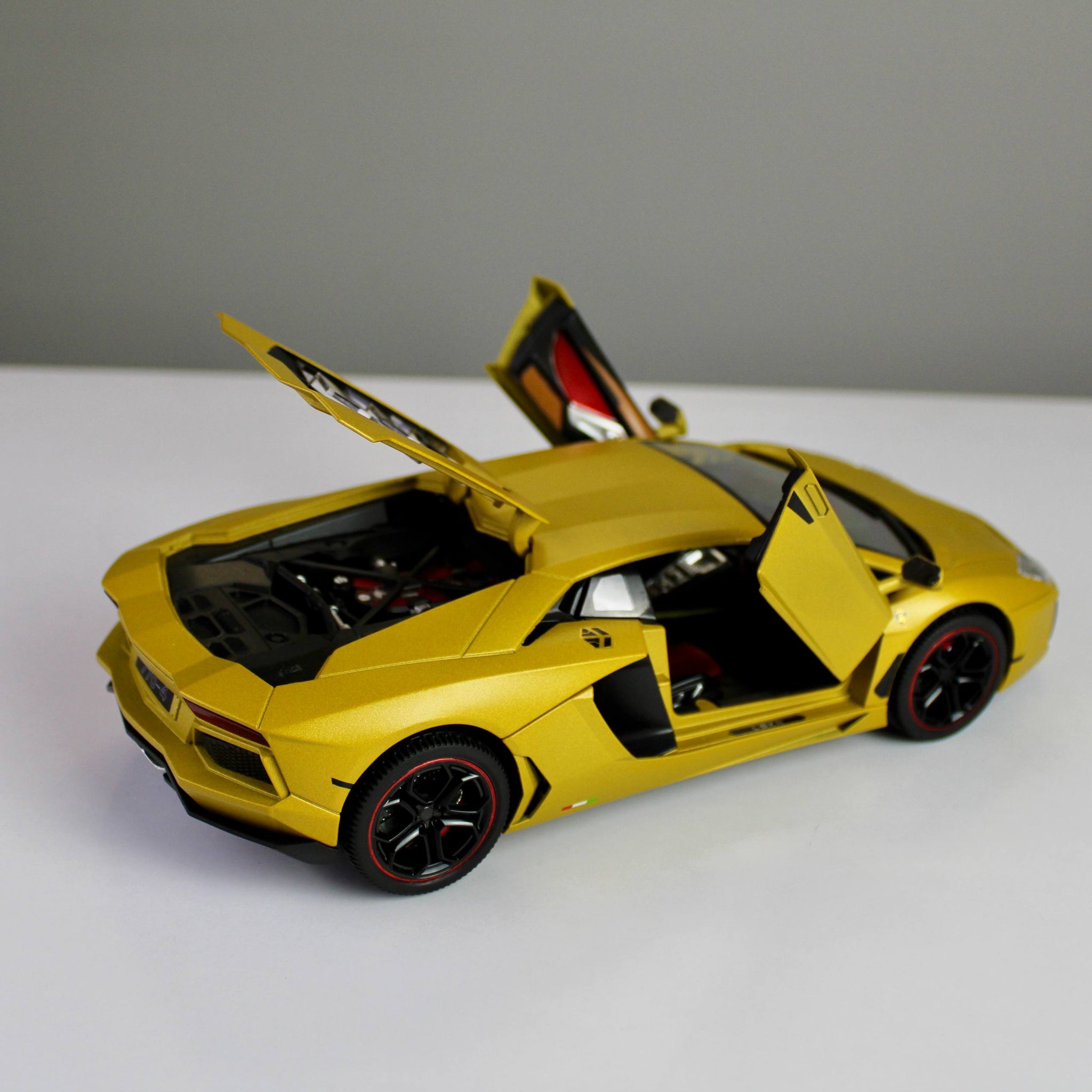 Lamborghini Countach LPI 800-4 Diecast Model – Luxury Supercar Replica (1:18)