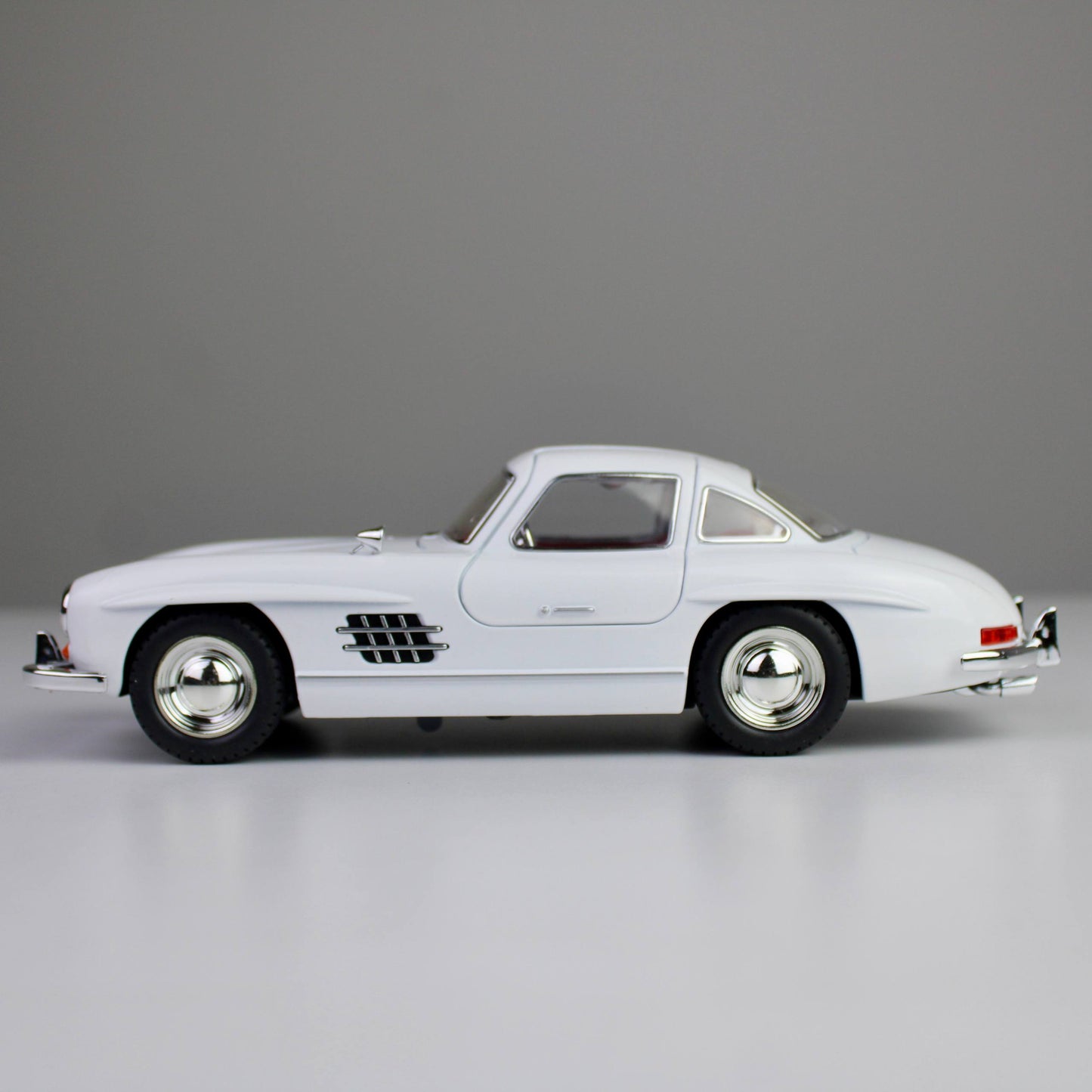 Mercedes-Benz 300 SL Die-Cast Model – Opening Doors, Lights & Sounds