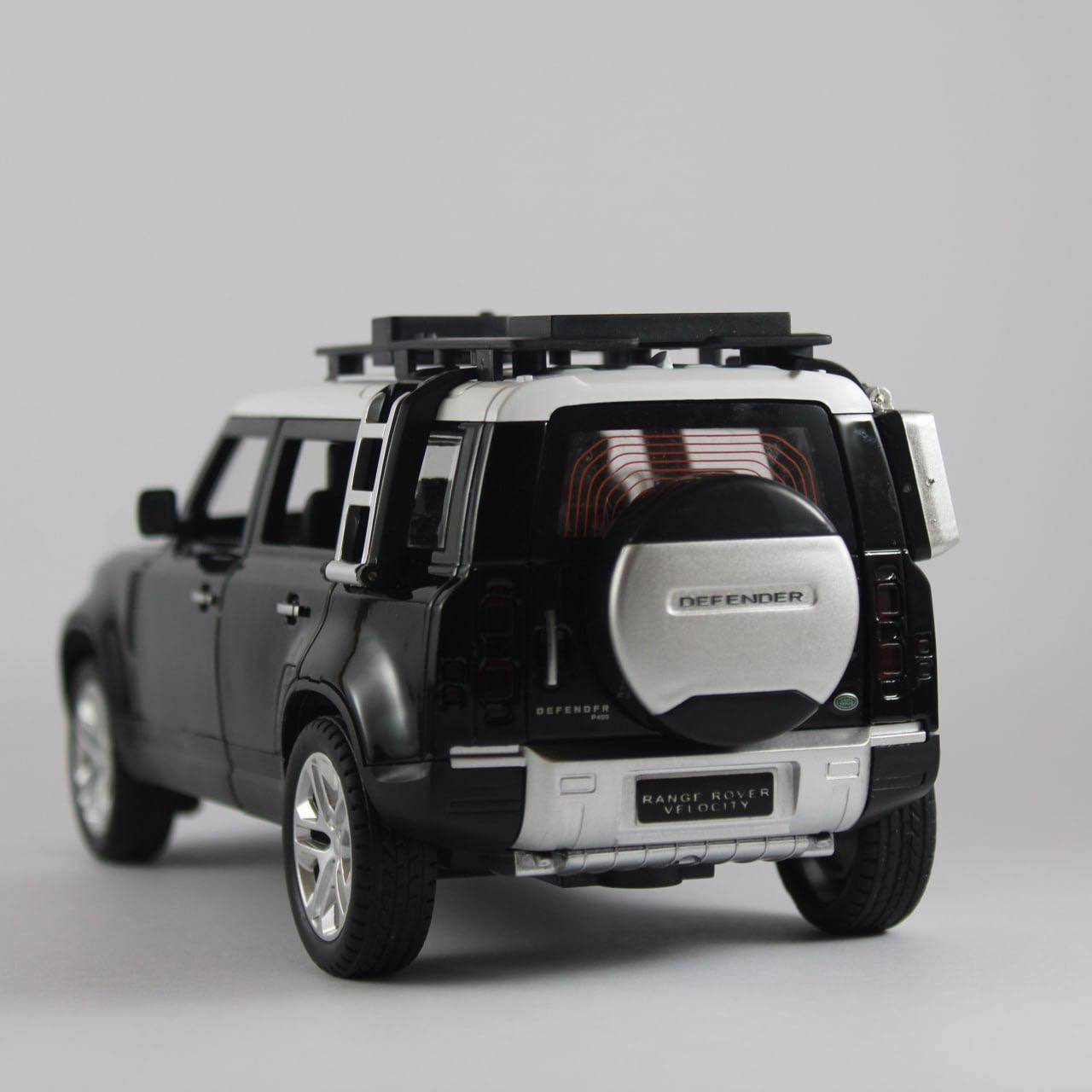 Land Rover Defender Die-cast Model Car – 1:24 Scale