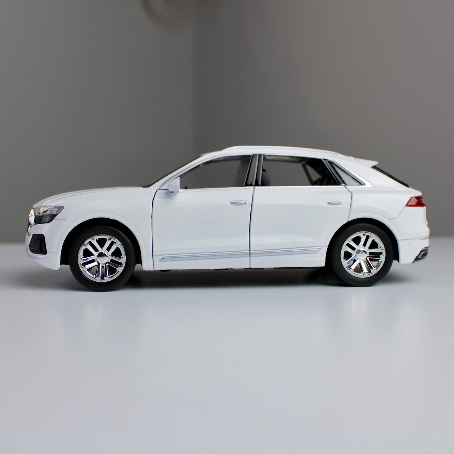 مجسم Audi Q8 – مقاس 1:24