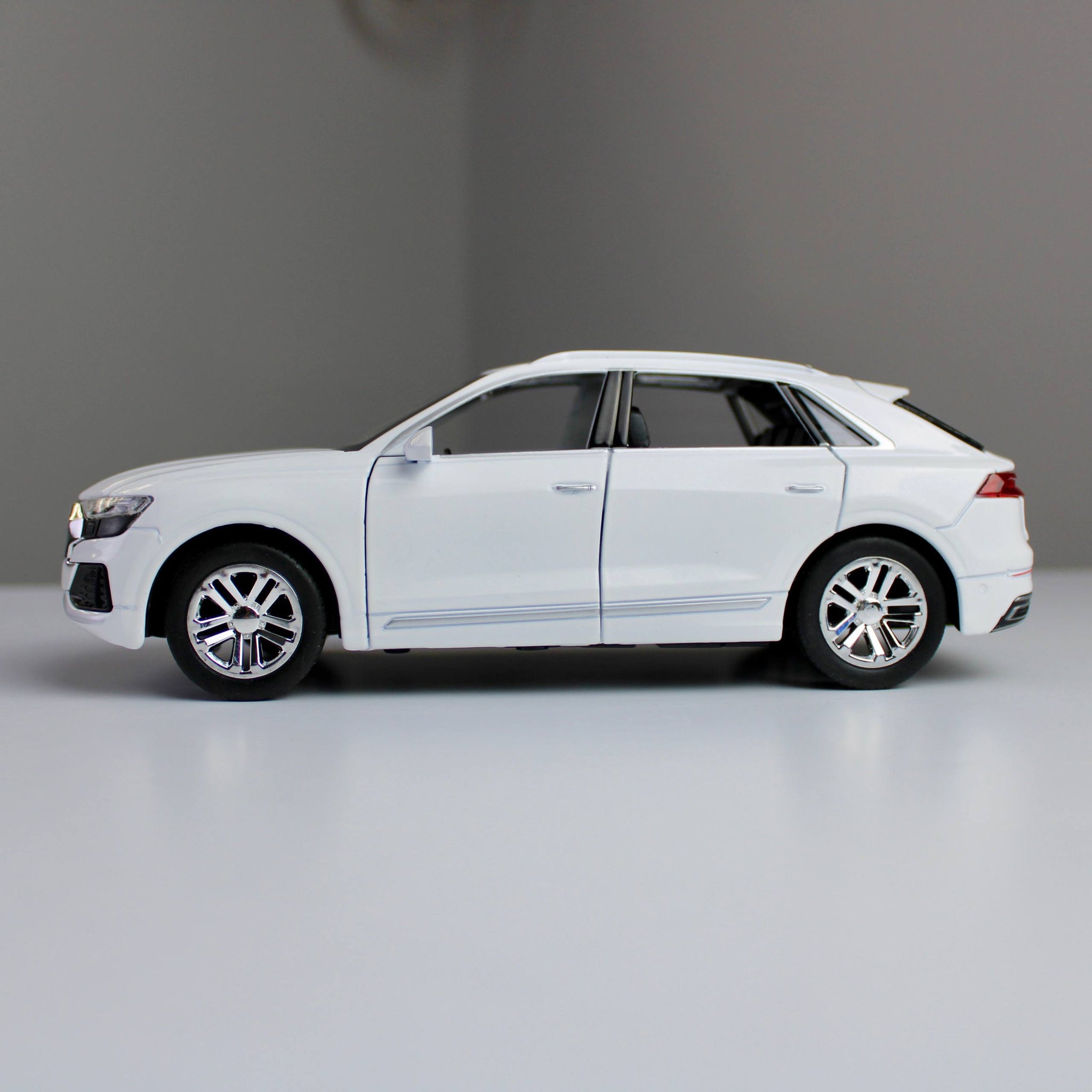 مجسم Audi Q8 – مقاس 1:24