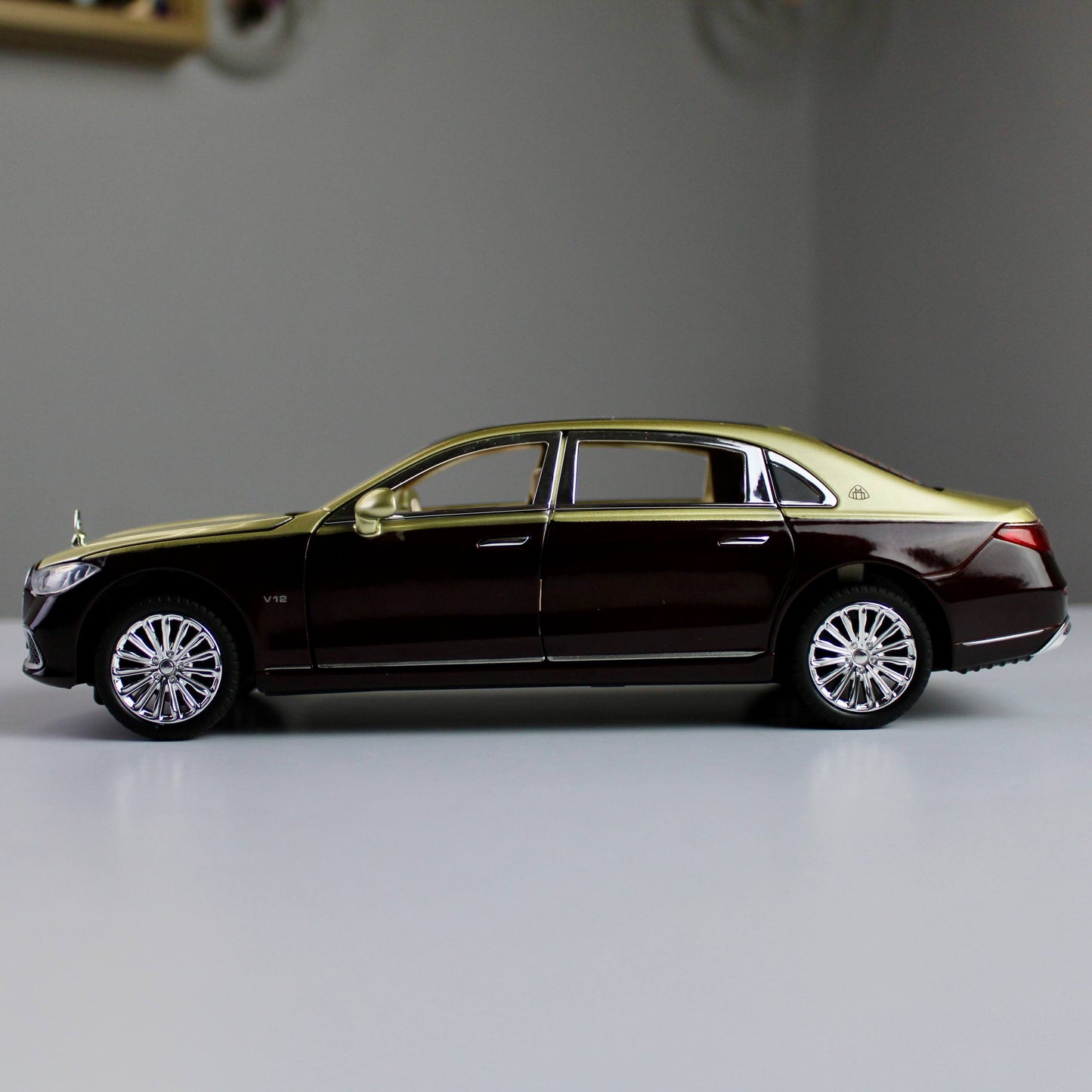 نموذج سيارة مرسيدس مايباخ 5680 المصبوبة – سيارة فاخرة (بمقياس 1:24)