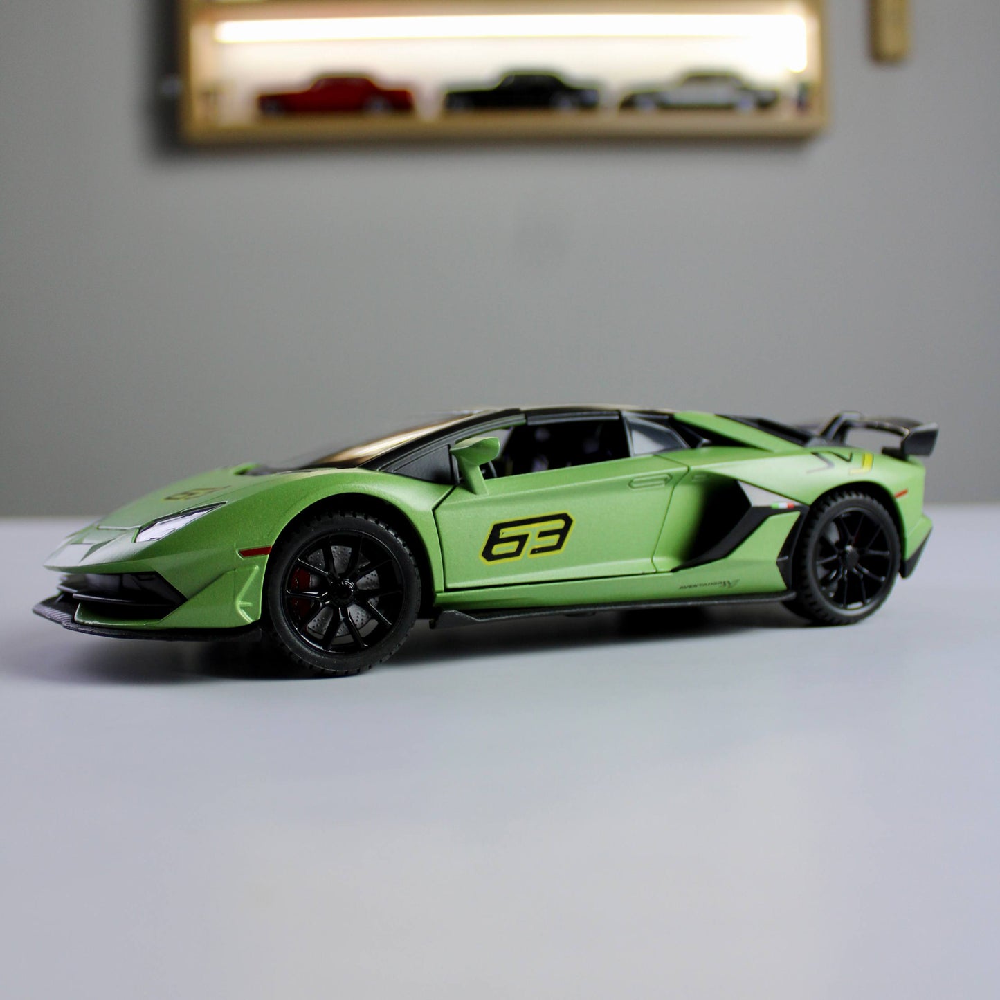Lamborghini Aventador SVJ 1:24 Die-Cast Model Car