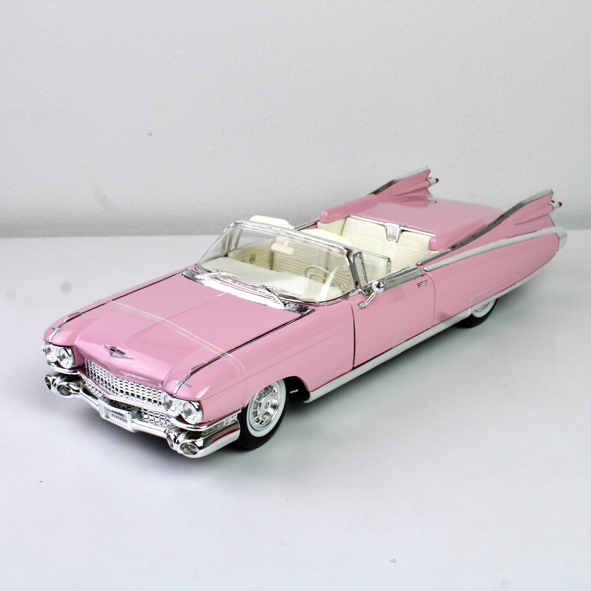 Maisto Cadillac Eldorado Biarritz 1959 1:18 Die-Cast Model – Pink Premiere Edition