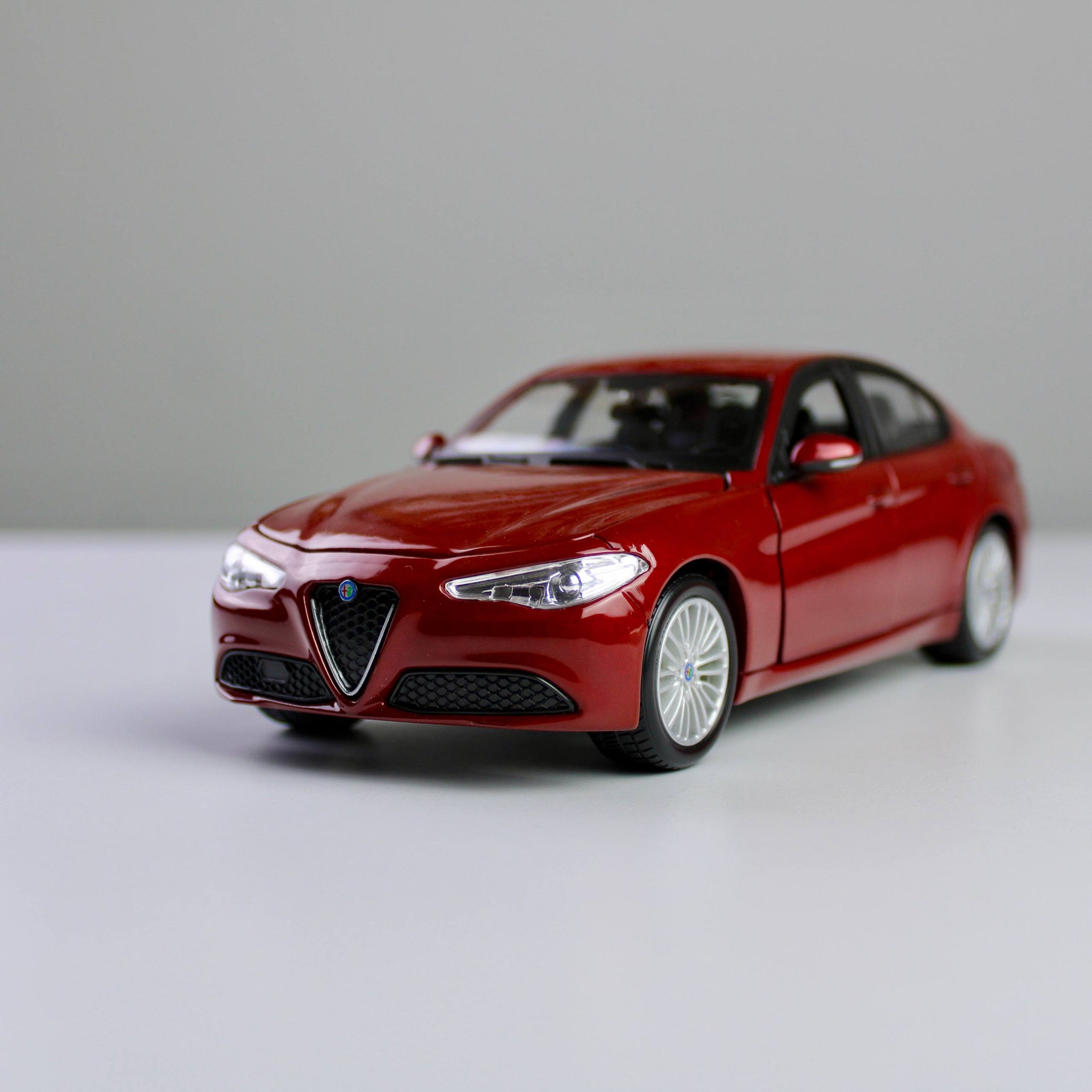 Bburago Alfa Romeo Giulia 1:24 Die-Cast Model Car