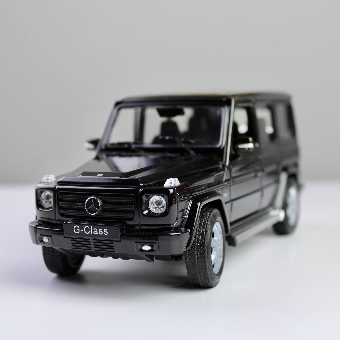 Welly Mercedes-Benz G-Class 1:24 Die-Cast Model Car