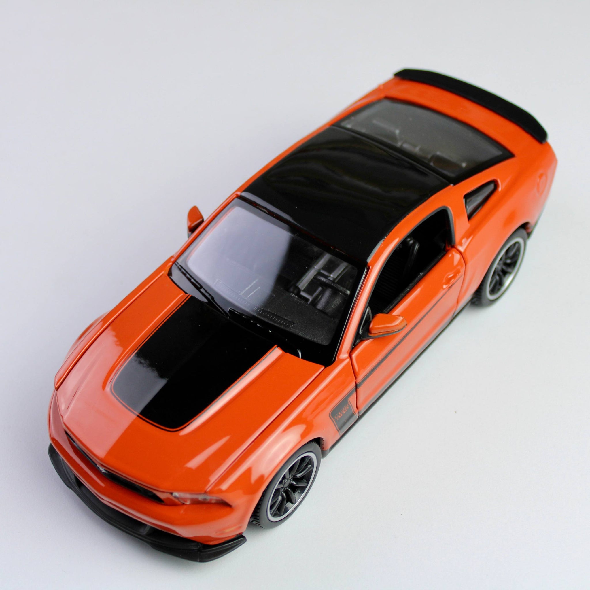 Maisto Ford Mustang Boss 302 1:24 Die-Cast Model Car