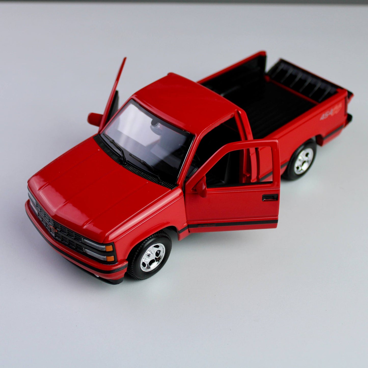 Maisto Chevrolet 454 SS Pickup 1993 1:24 Die-Cast Model Truck – Special Edition