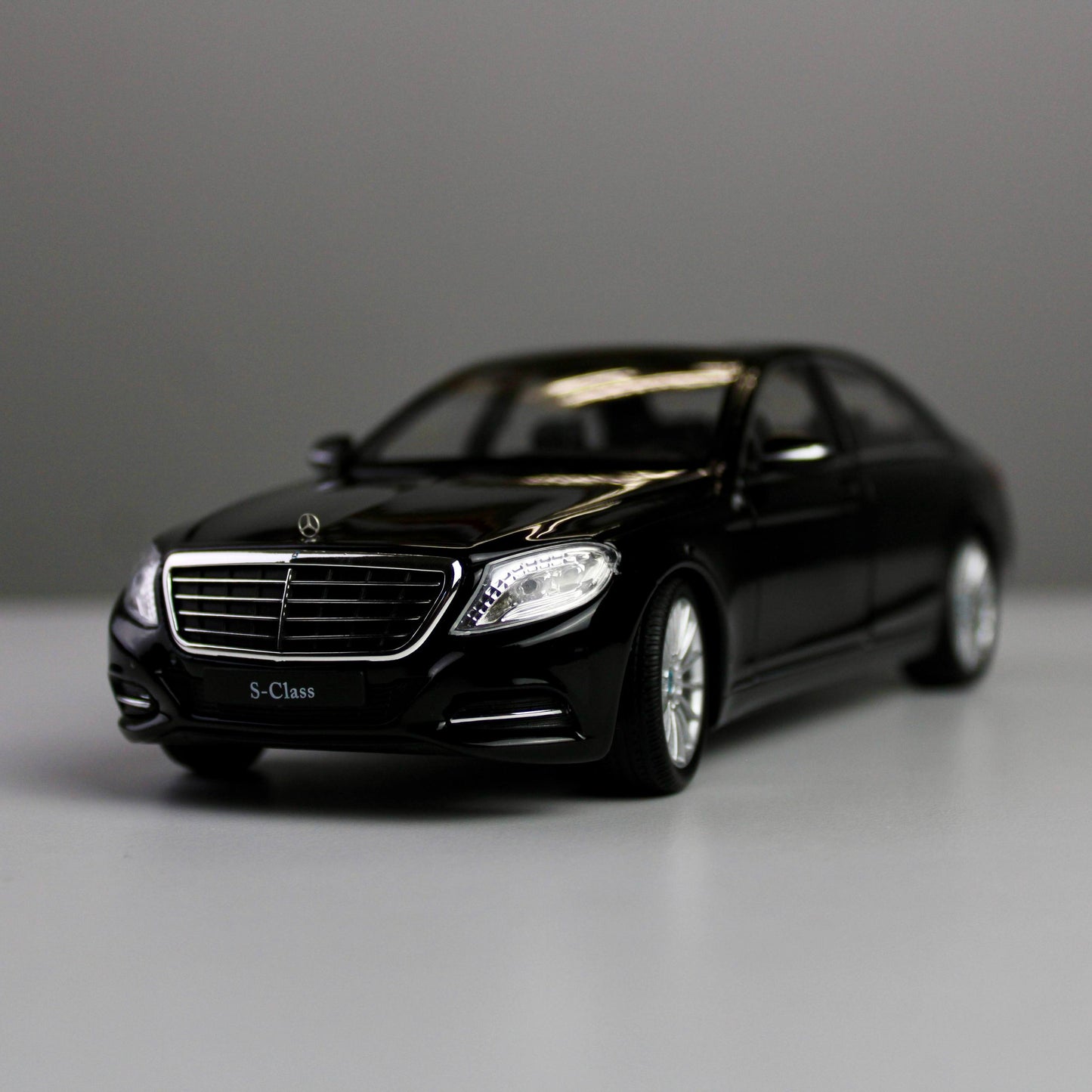 Welly Mercedes-Benz S-Class 1:24 Die-Cast Model Car