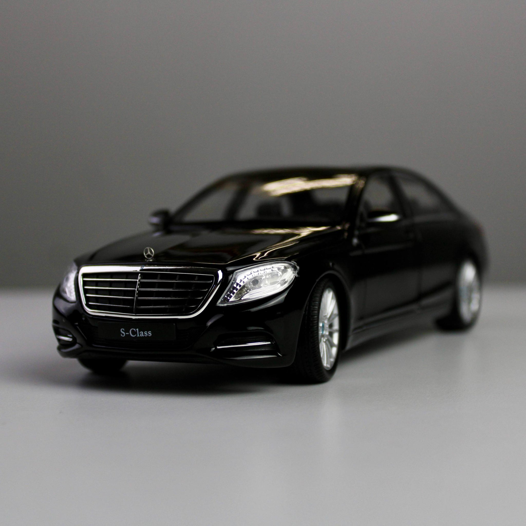 Welly Mercedes-Benz S-Class 1:24 Die-Cast Model Car