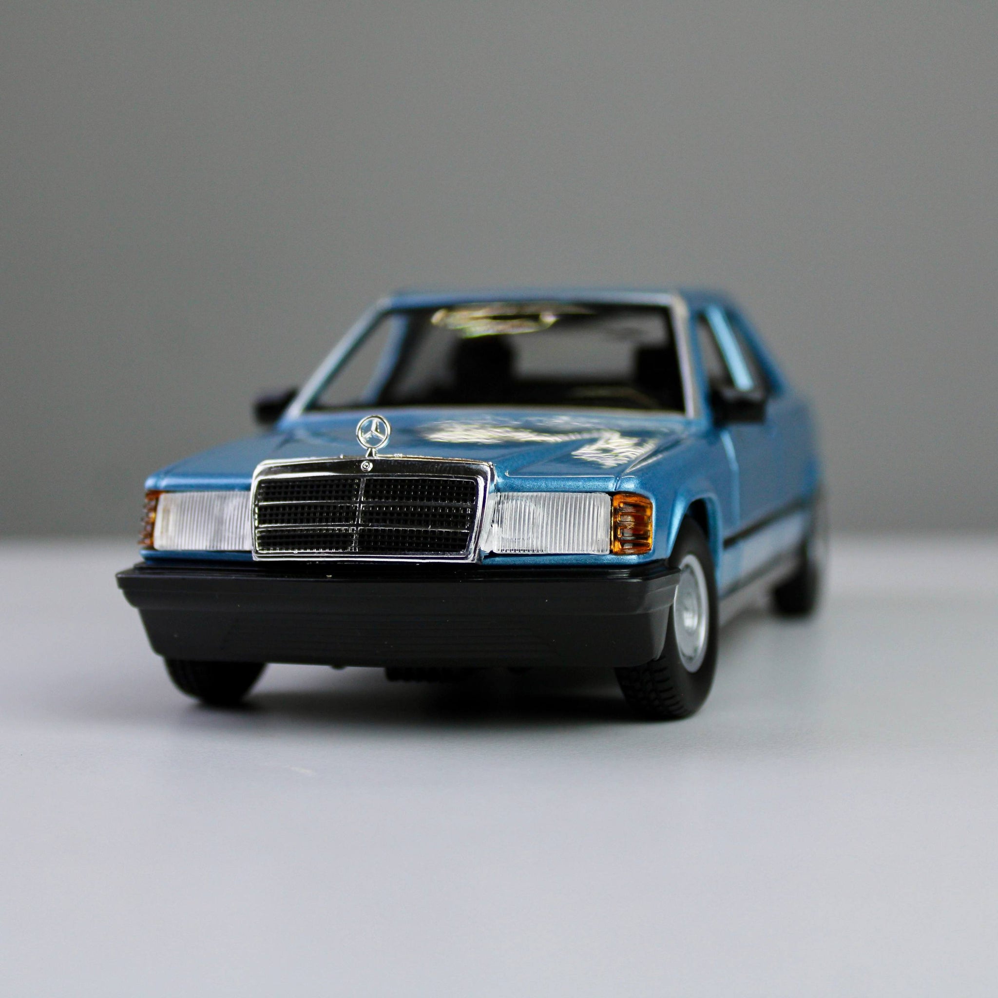 بوراجو مرسيدس-بنز 190 إي 2.6 سيارة موديل مصبوب بمقياس 1:24
