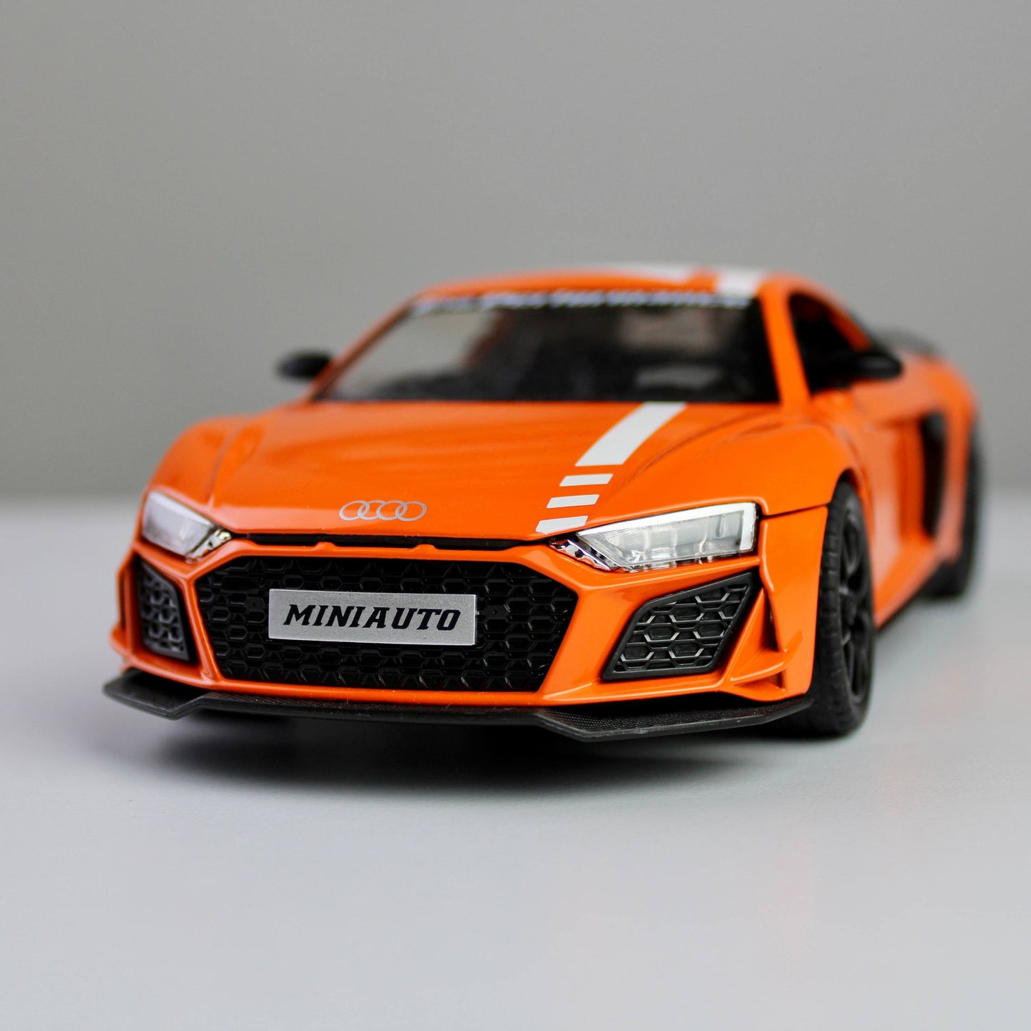 Audi R8 V10 1:24 Die-Cast Model Car