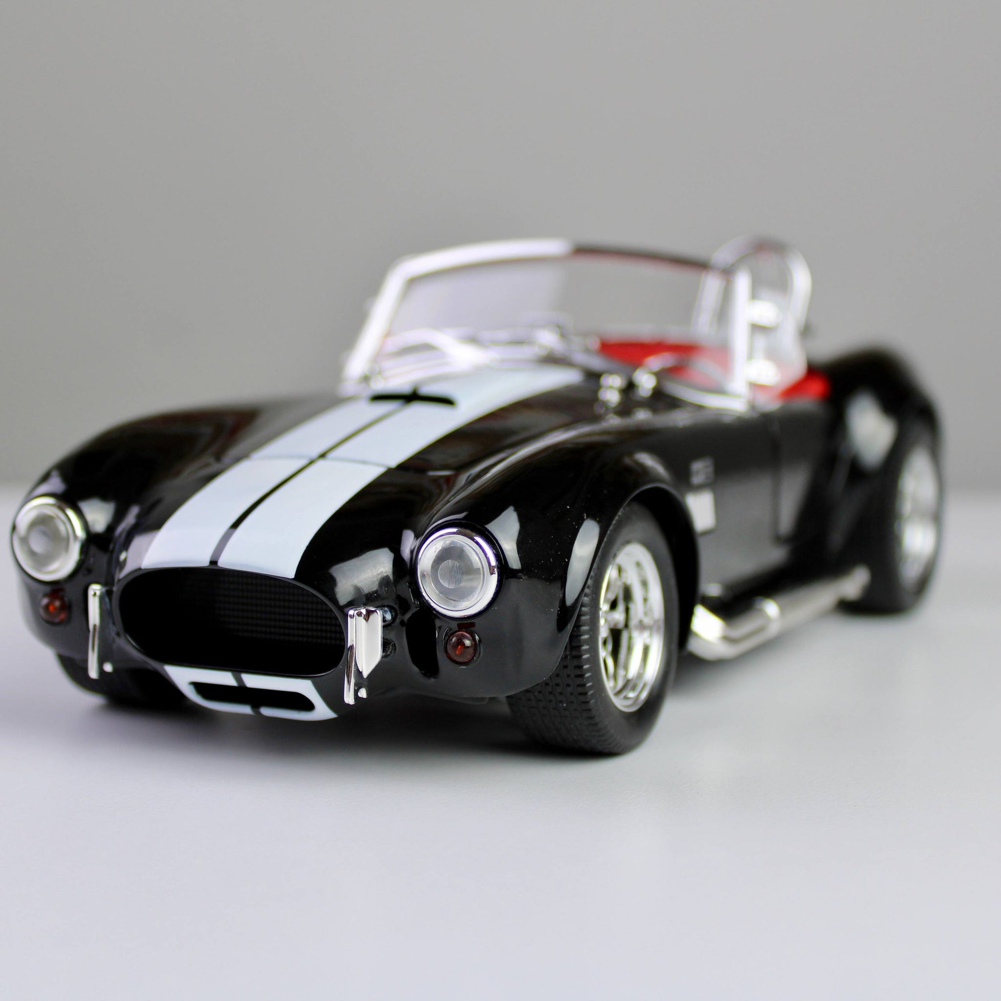 Ford Shelby Cobra 427 S/C 1:24 Die-Cast Model Car