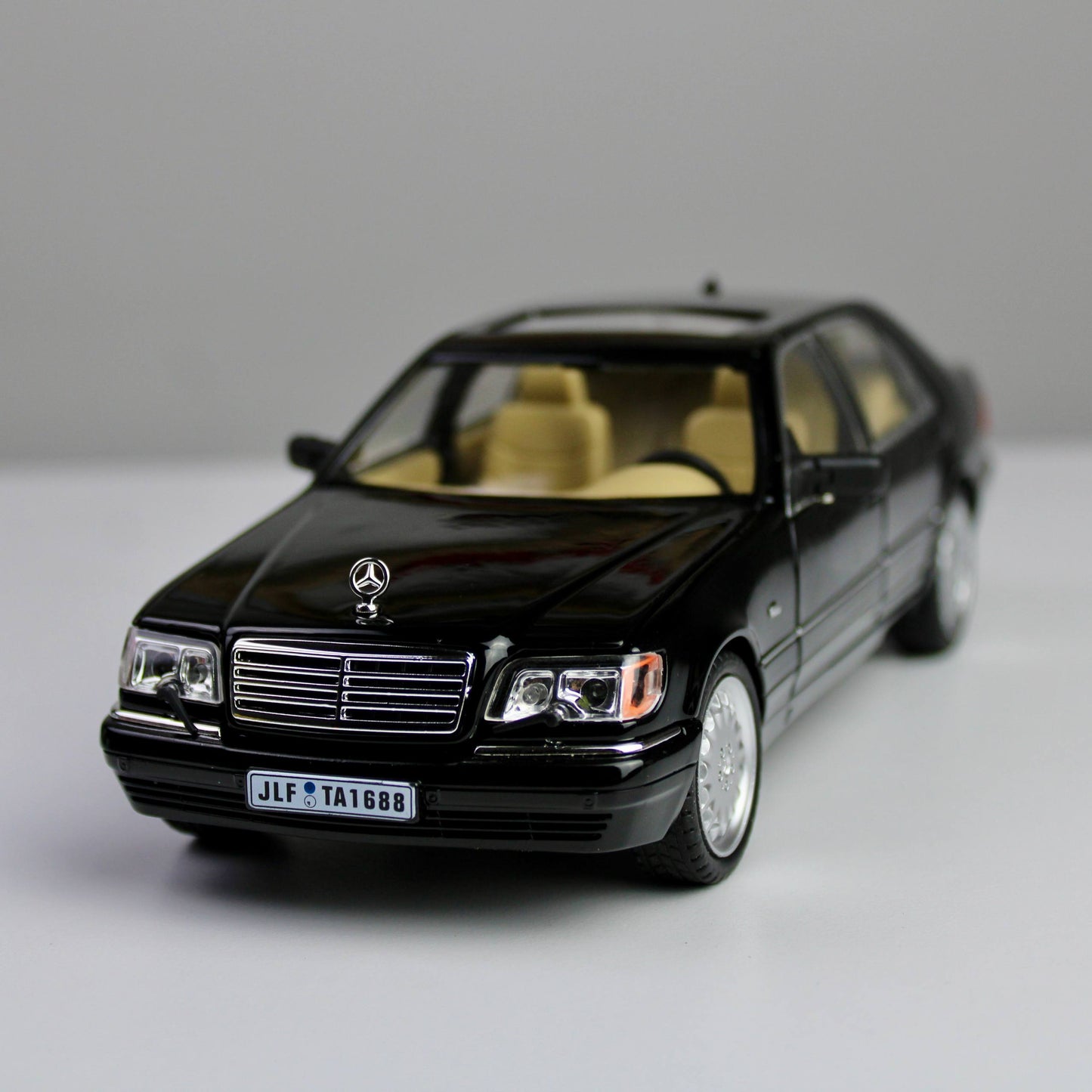 Mercedes-Benz S320 Classic Model Car – 1:24 Scale