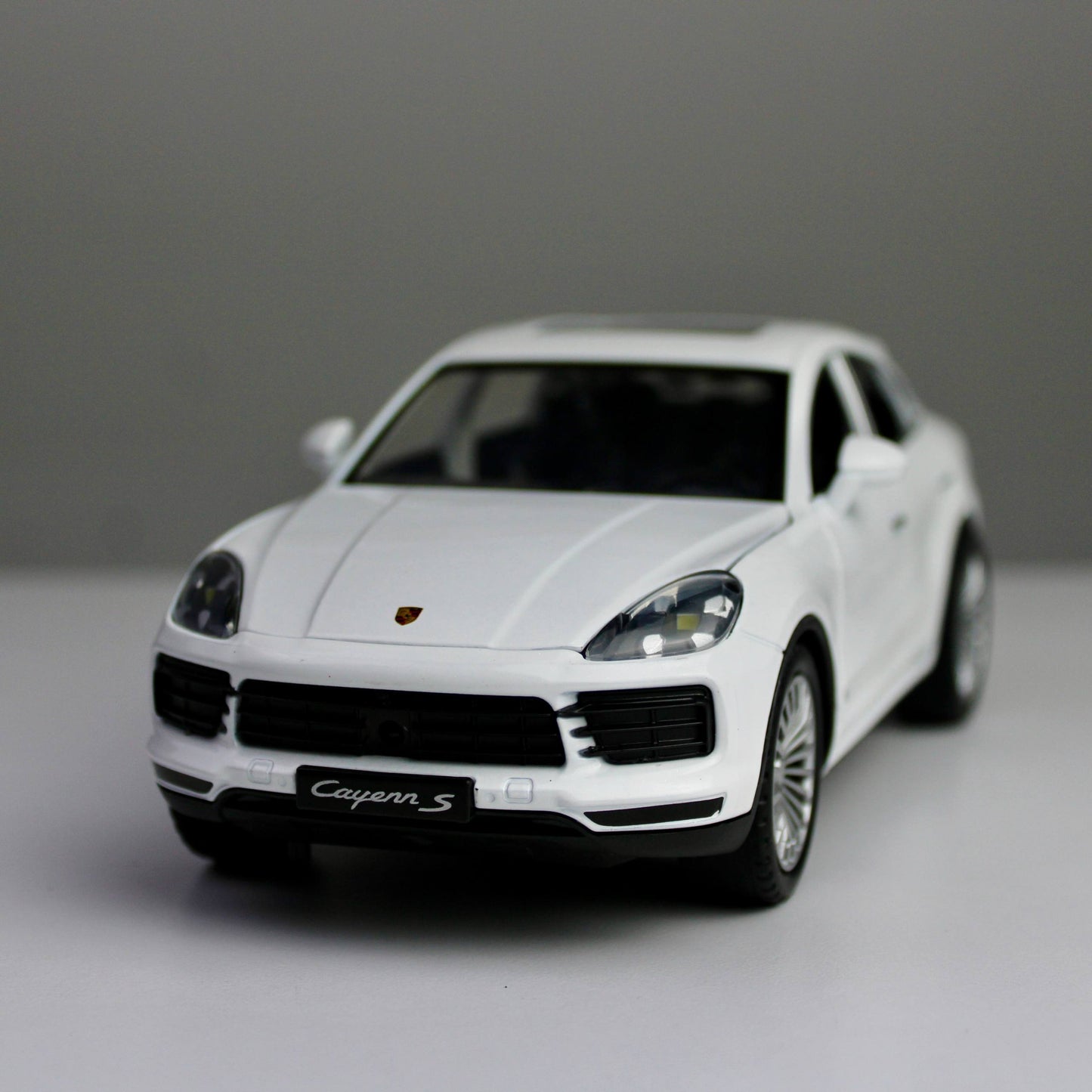 Porsche Cayenne S – 1:24 Die-Cast SUV Model with Light & Sound