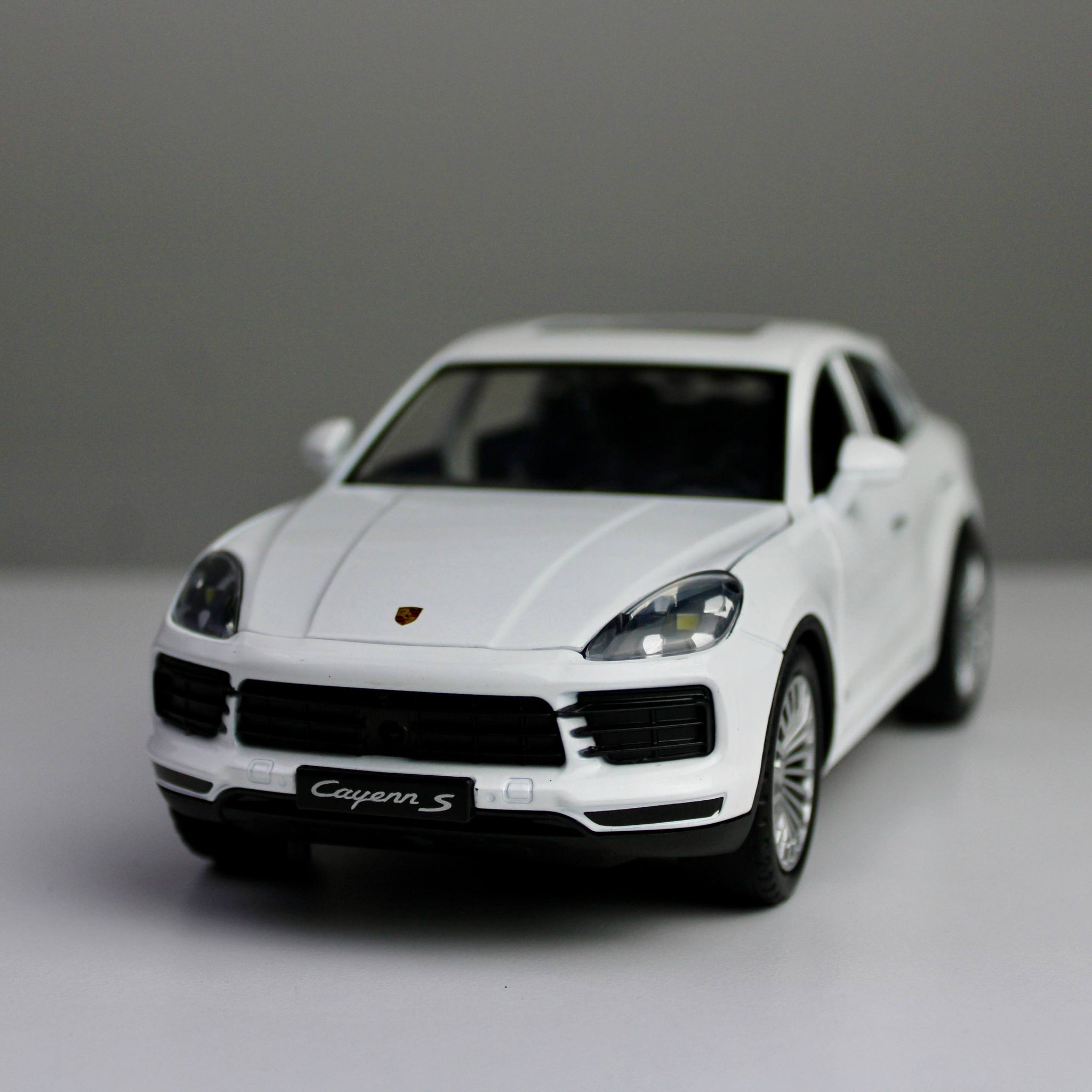 Porsche Cayenne S – 1:24 Die-Cast SUV Model with Light & Sound