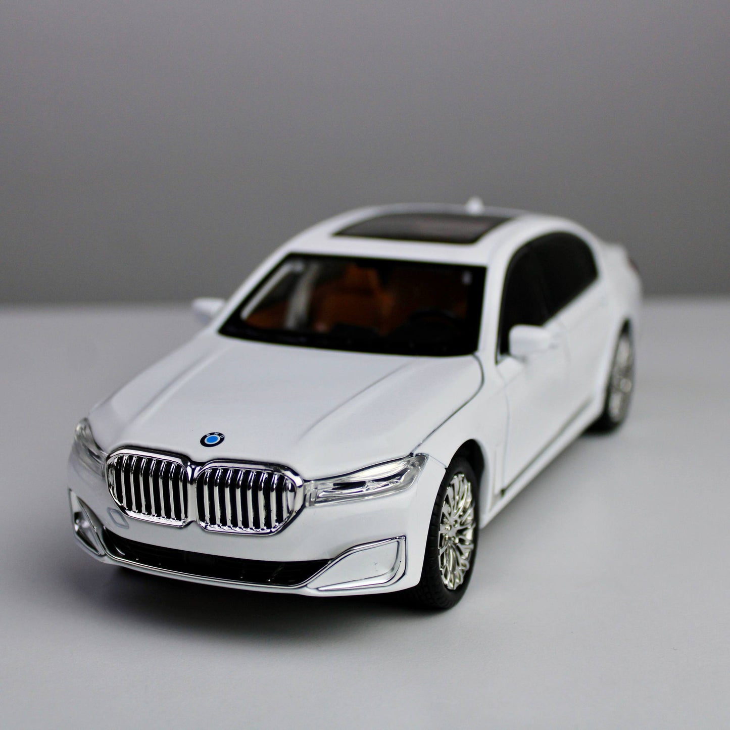 BMW 760Li Luxury Edition – 1:24 Die-Cast Model with Light & Sound