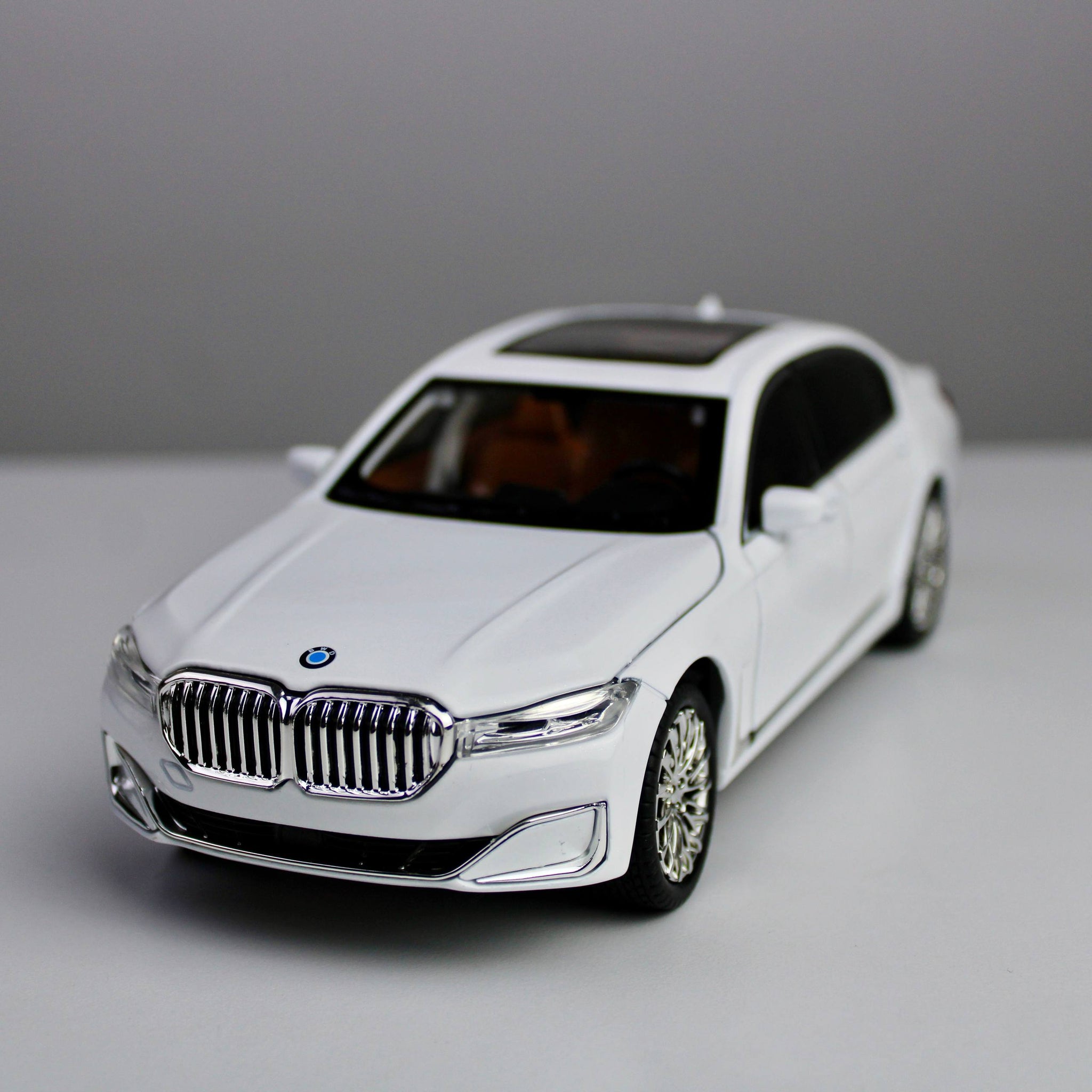 BMW 760Li Luxury Edition – 1:24 Die-Cast Model with Light & Sound