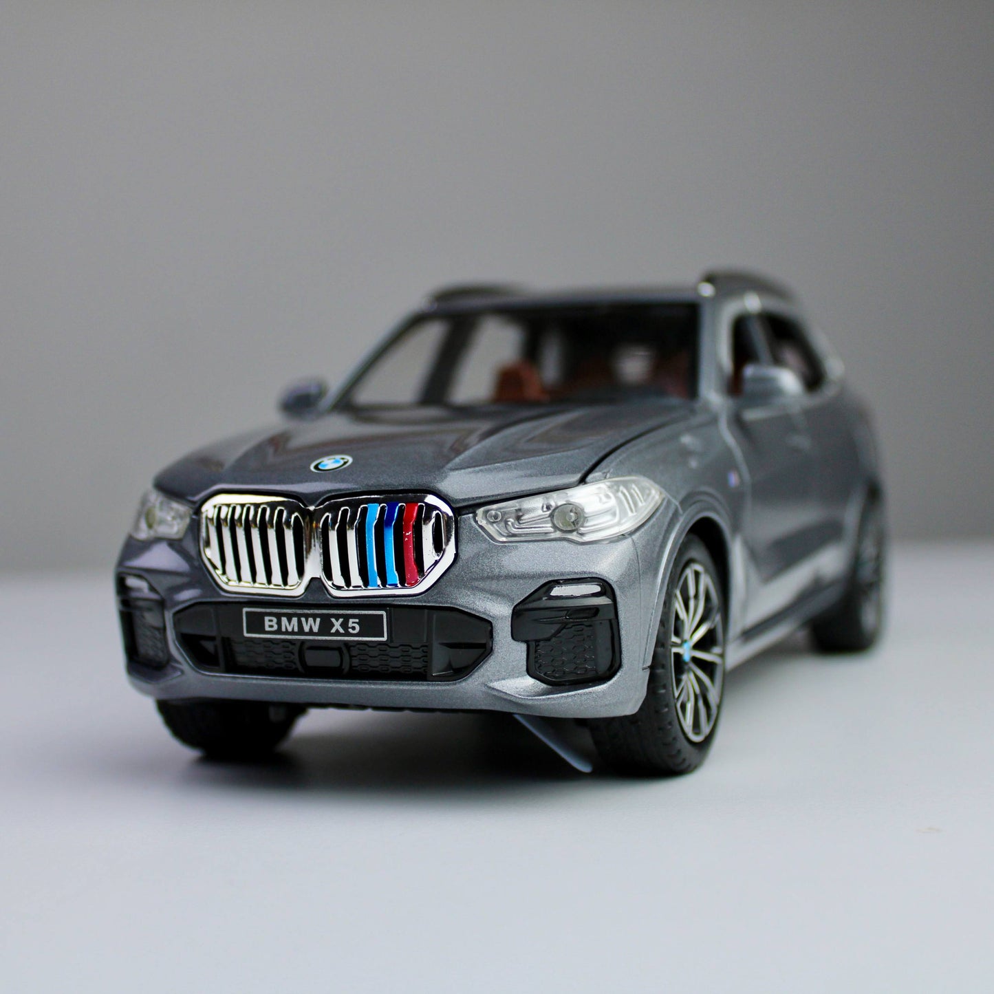 BMW X5 M Performance – نموذج سيارة رياضية متعددة الاستخدامات (SUV) مصبوبة بمقياس 1:24 مع أضواء LED