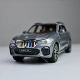 BMW X5 M Performance – نموذج سيارة رياضية متعددة الاستخدامات (SUV) مصبوبة بمقياس 1:24 مع أضواء LED