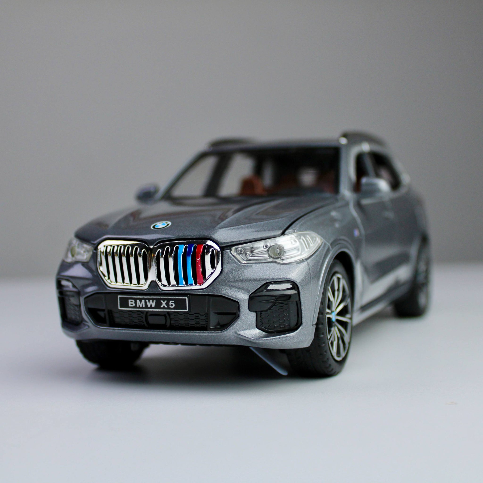 BMW X5 M Performance – نموذج سيارة رياضية متعددة الاستخدامات (SUV) مصبوبة بمقياس 1:24 مع أضواء LED