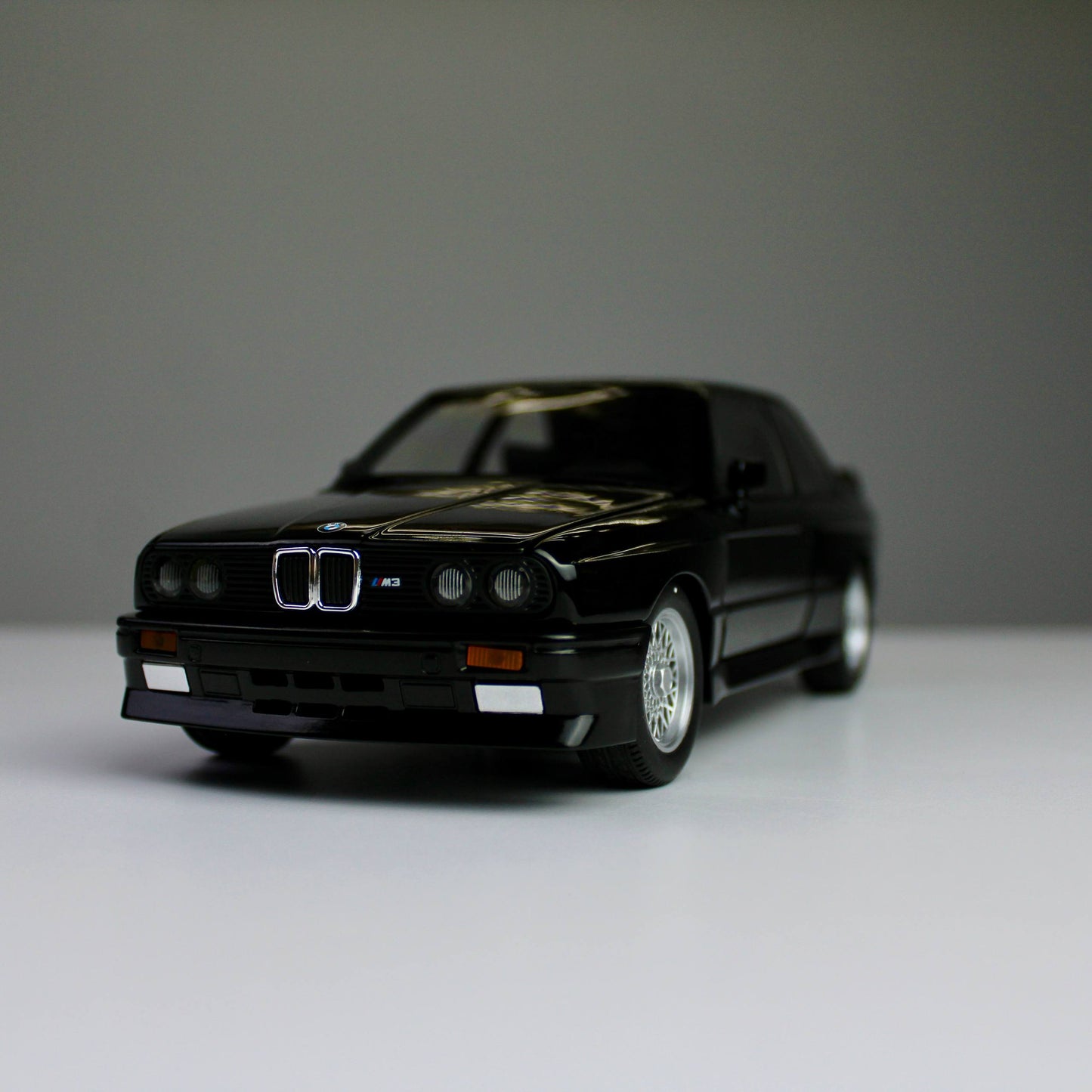 BMW M3 E30 – 1:24 Classic Die-Cast Model Car