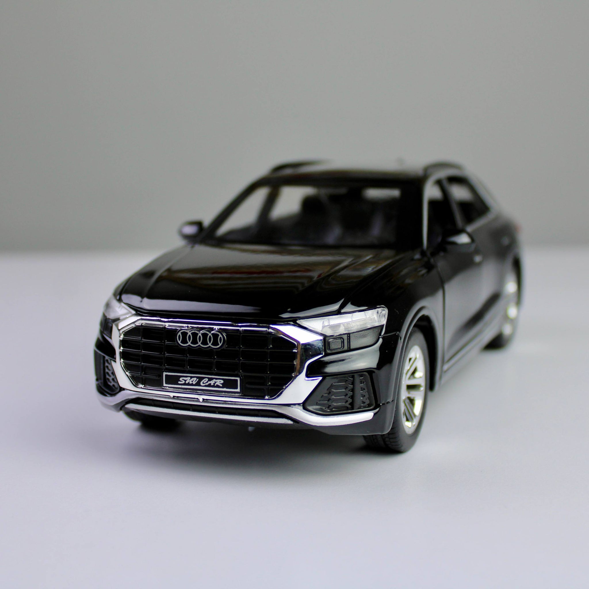 Audi Q8 Diecast Model – 1:24 Scale
