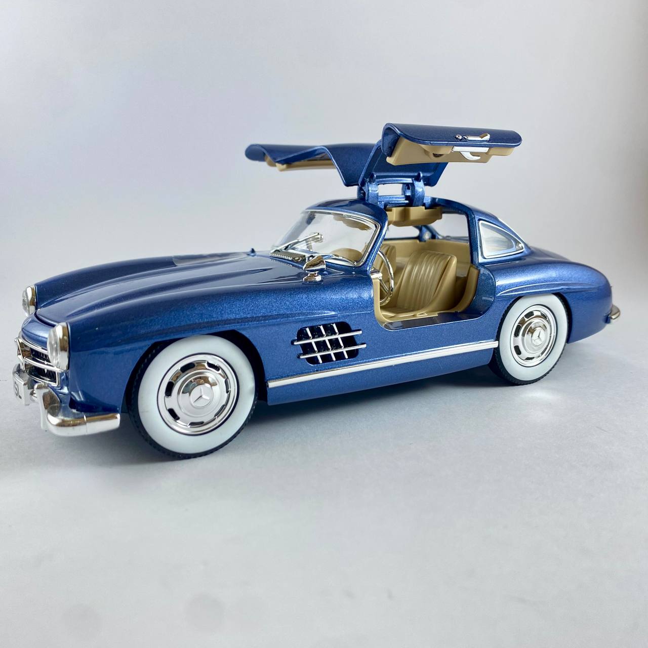 Mercedes-Benz 300SL 1:24 Scale Die-Cast Model Car