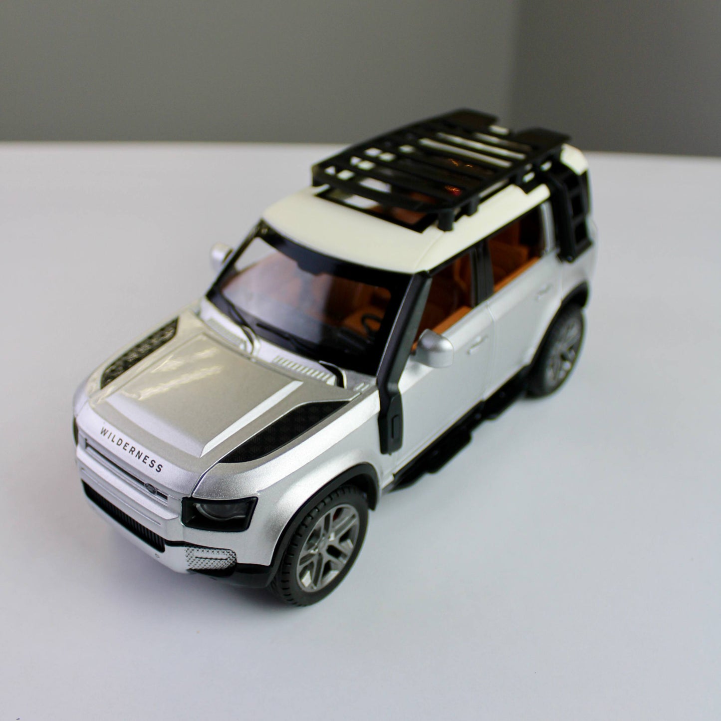 R/C Land Rover Defender Diecast Model – 1:22 Scale