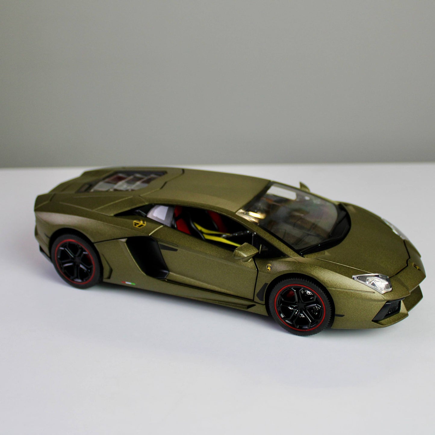 Lamborghini Countach LPI 800-4 Diecast Model – Luxury Supercar Replica (1:18)
