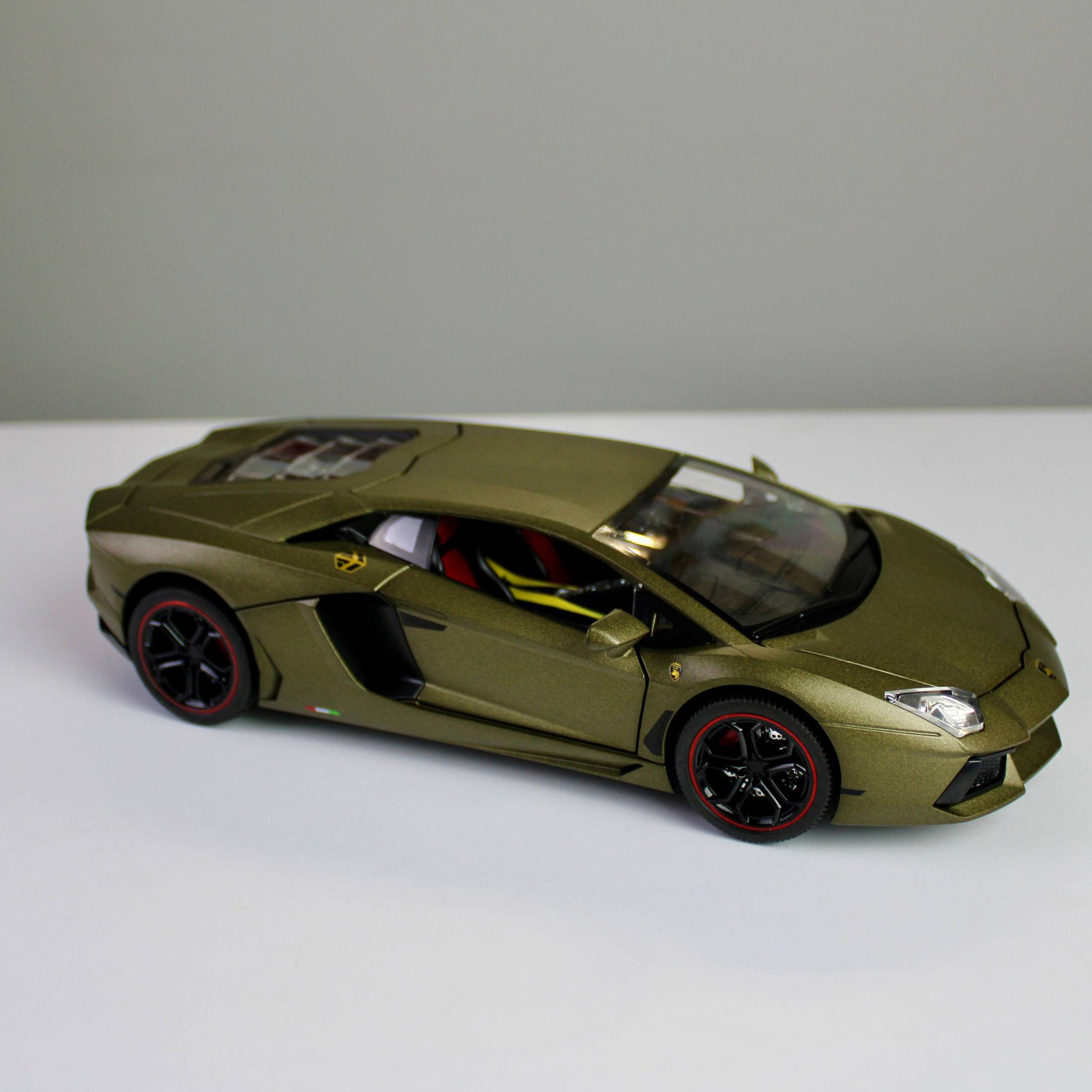 Lamborghini Countach LPI 800-4 Diecast Model – Luxury Supercar Replica (1:18)