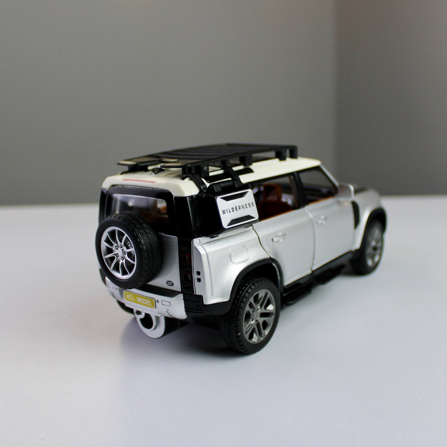 R/C Land Rover Defender Diecast Model – 1:22 Scale
