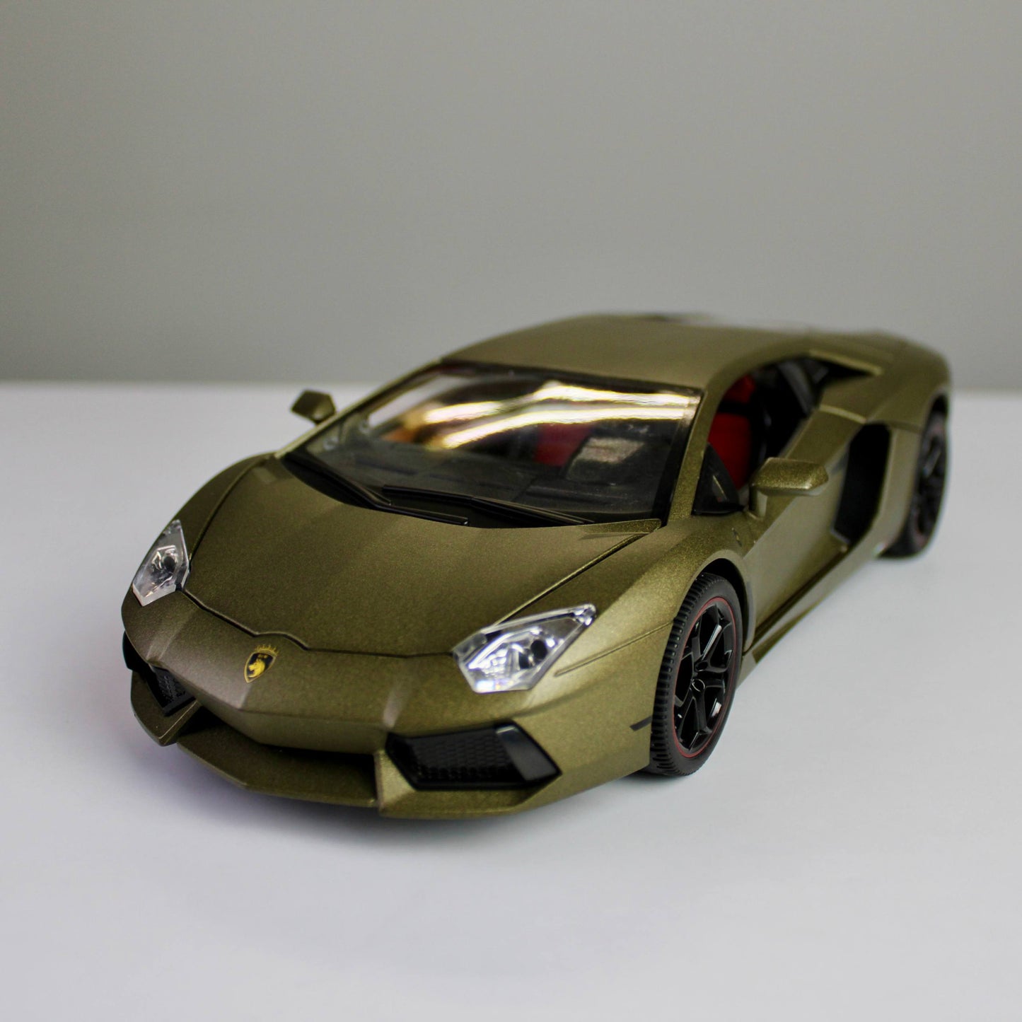 Lamborghini Countach LPI 800-4 Diecast Model – Luxury Supercar Replica (1:18)