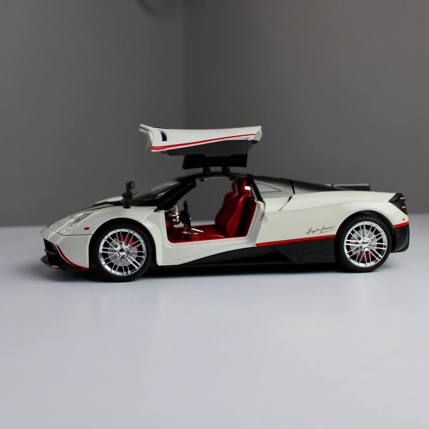 Pagani Huayra Diecast Model – 1:18 Scale (Magnificent Reach)