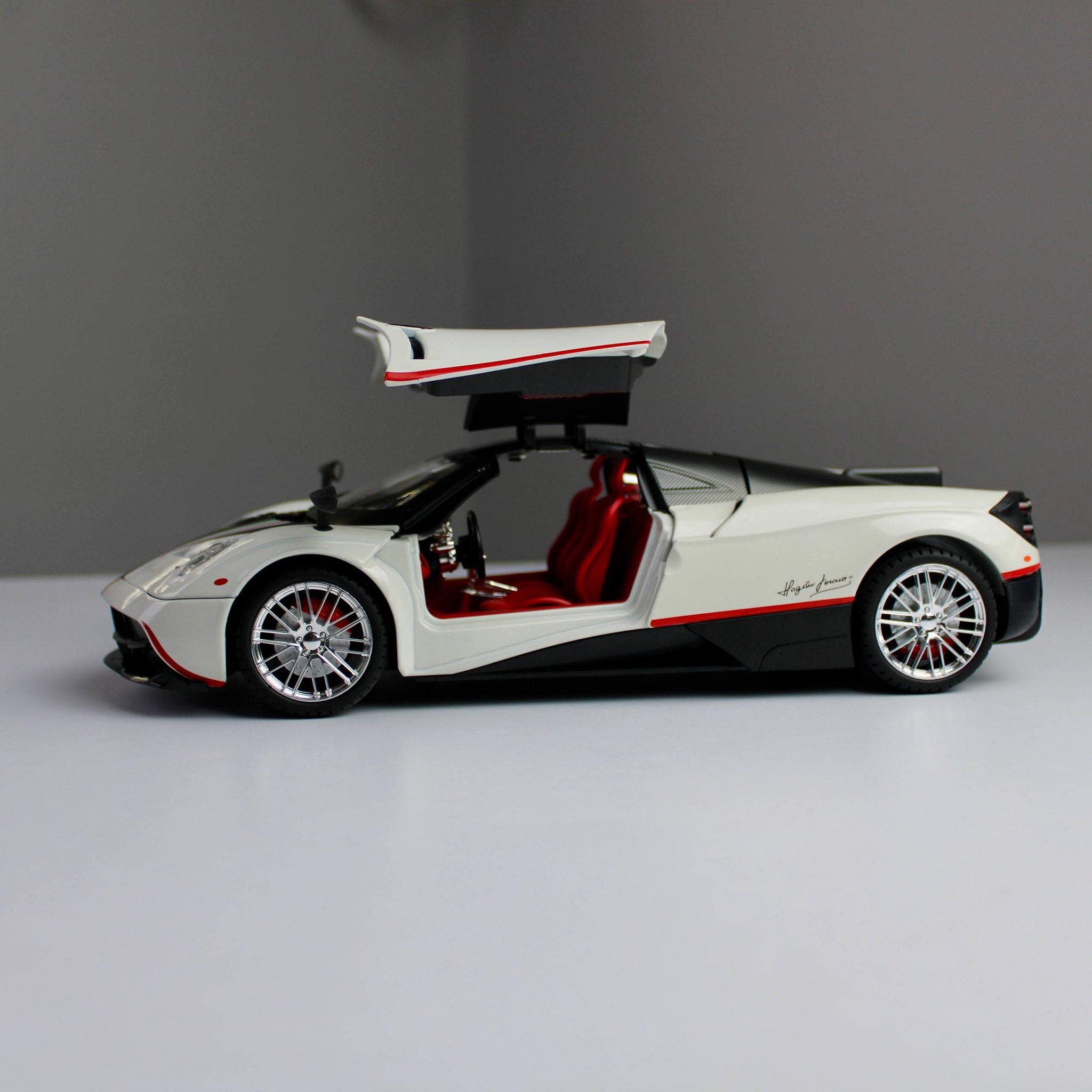 Pagani Huayra Diecast Model – 1:18 Scale (Magnificent Reach)