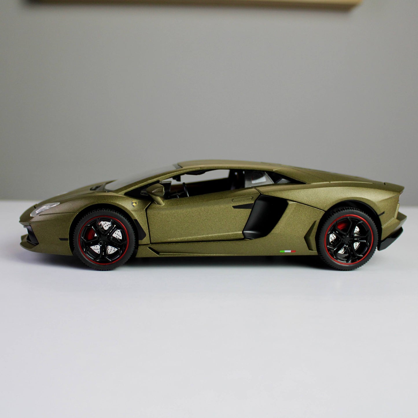 Lamborghini Countach LPI 800-4 Diecast Model – Luxury Supercar Replica (1:18)