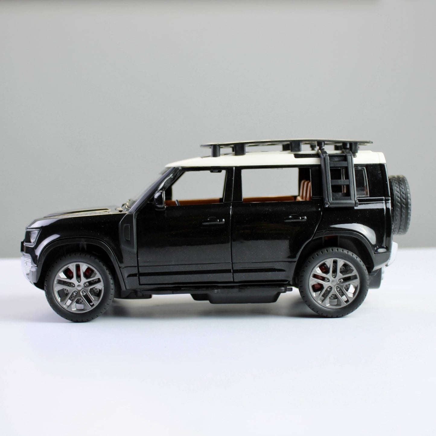 R/C Land Rover Defender Diecast Model – 1:22 Scale