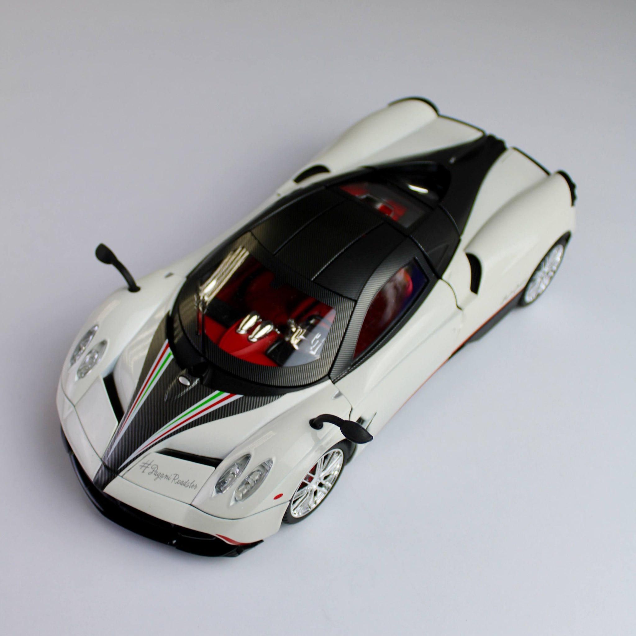 Pagani Huayra Diecast Model – 1:18 Scale (Magnificent Reach)