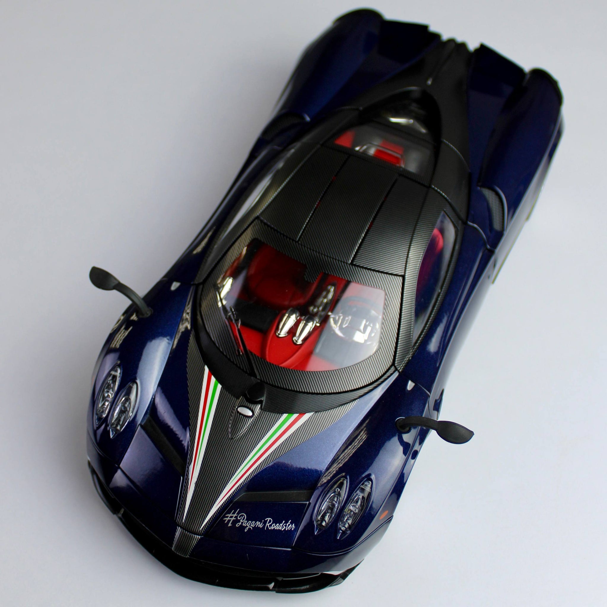 Pagani Huayra Diecast Model – 1:18 Scale (Magnificent Reach)